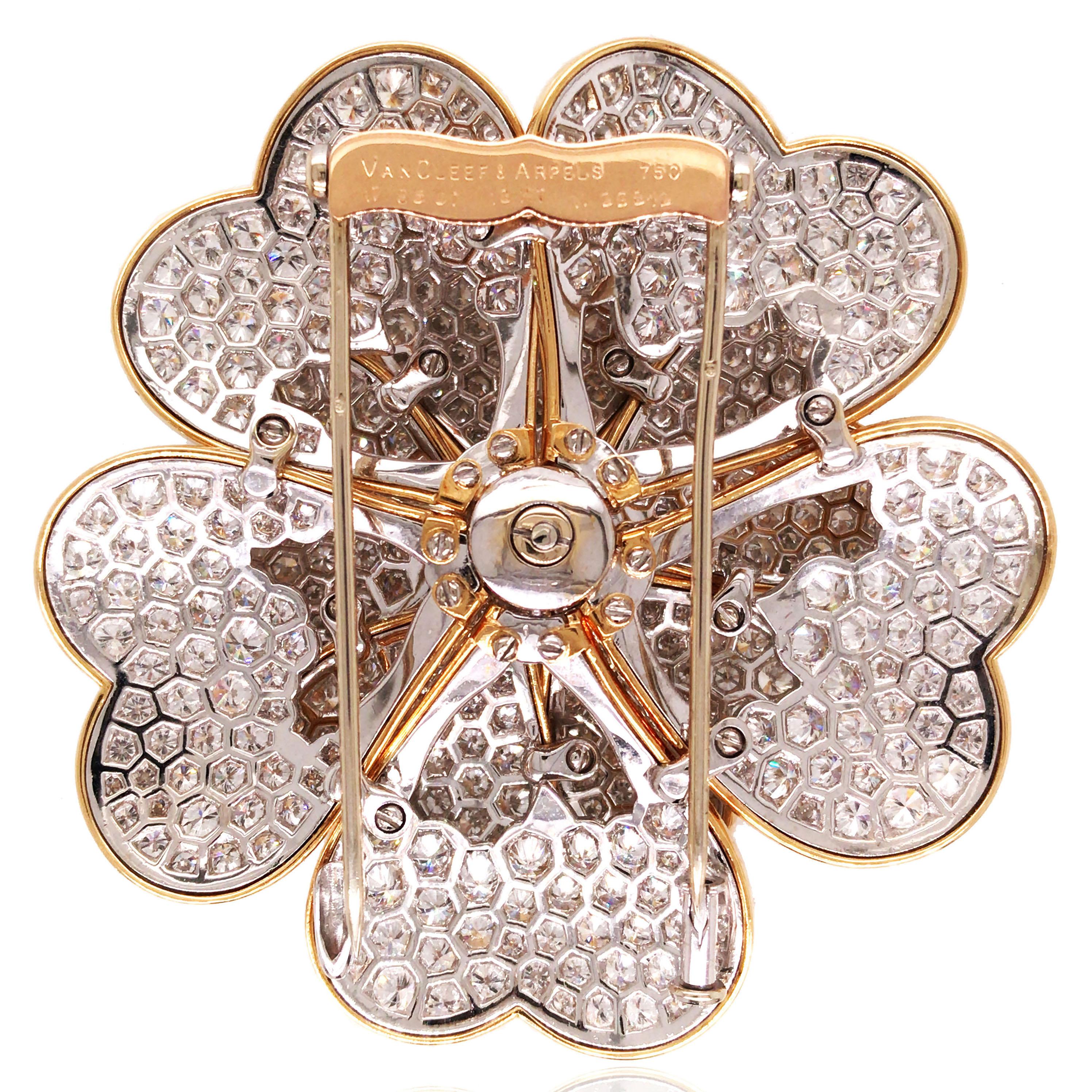 Van Cleef & Arpels, broche fleur en or 18 carats et diamants Bon état - En vente à New York, NY