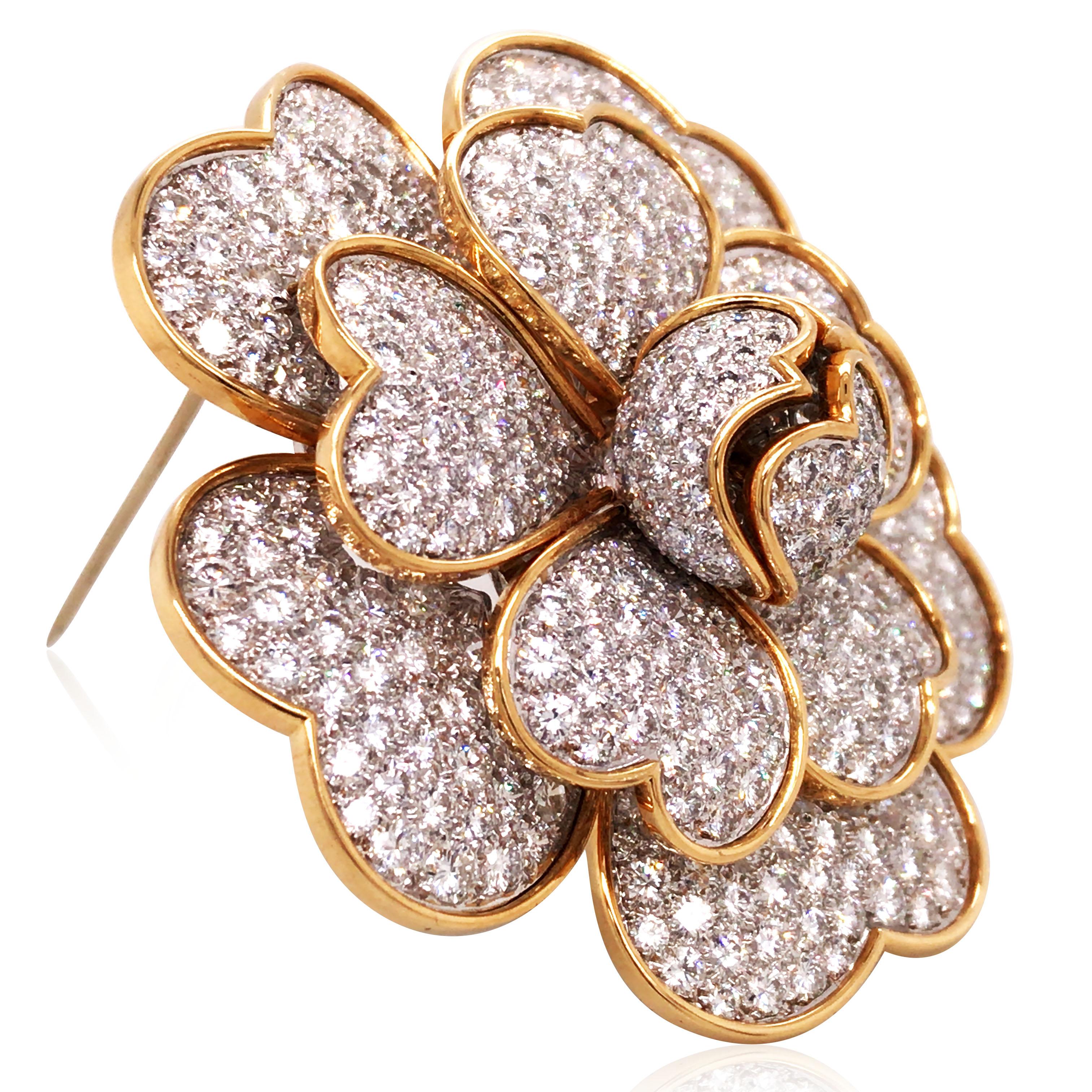 Van Cleef & Arpels, broche fleur en or 18 carats et diamants en vente 1