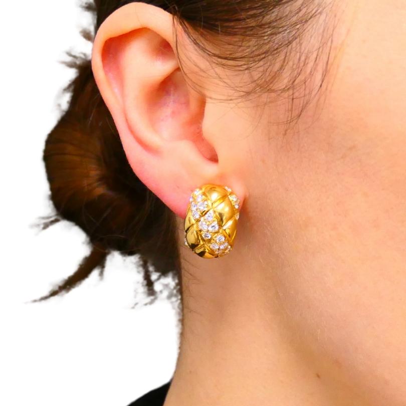 Taglio rotondo Van Cleef & Arpels Orecchini Huggie in oro 18k con diamanti Estate Jewelry in vendita