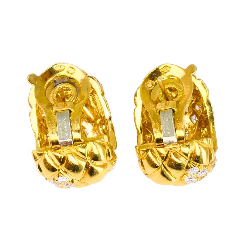 Van Cleef & Arpels Orecchini Huggie in oro 18k con diamanti Estate Jewelry in vendita 1