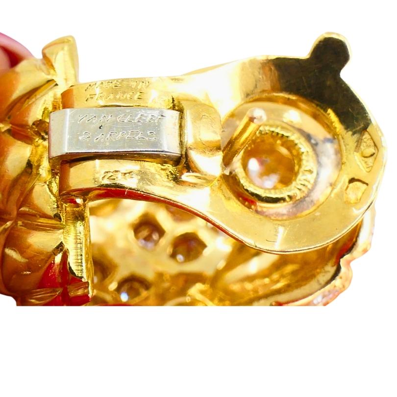 Van Cleef & Arpels Orecchini Huggie in oro 18k con diamanti Estate Jewelry in vendita 2