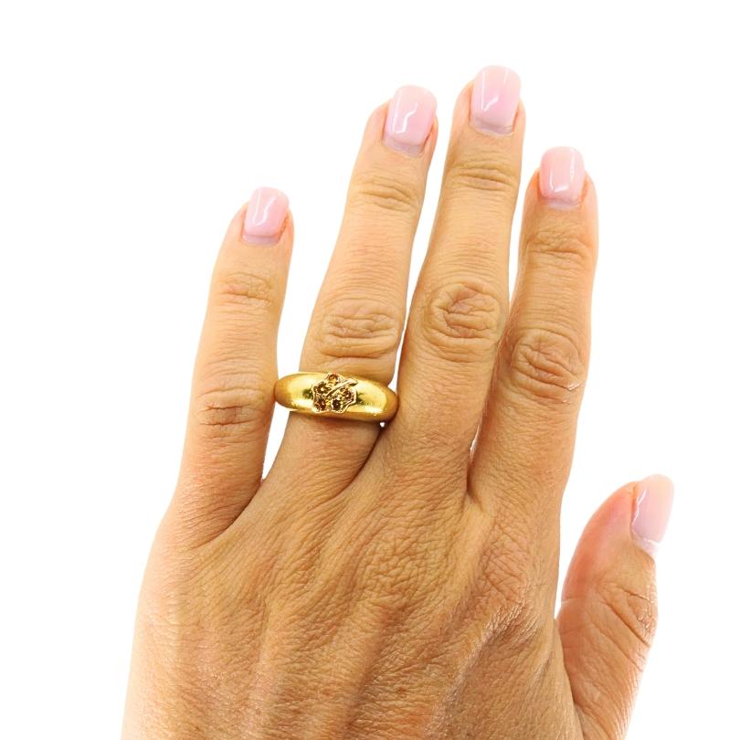 Este elegante anillo vintage de Van Cleef & Arpels muestra el arte atemporal de la casa y su diseño inspirado en la naturaleza. Hecho a mano en 18k  de oro, la audaz banda abovedada se acentúa con un delicado motivo de hojas engastado con brillantes