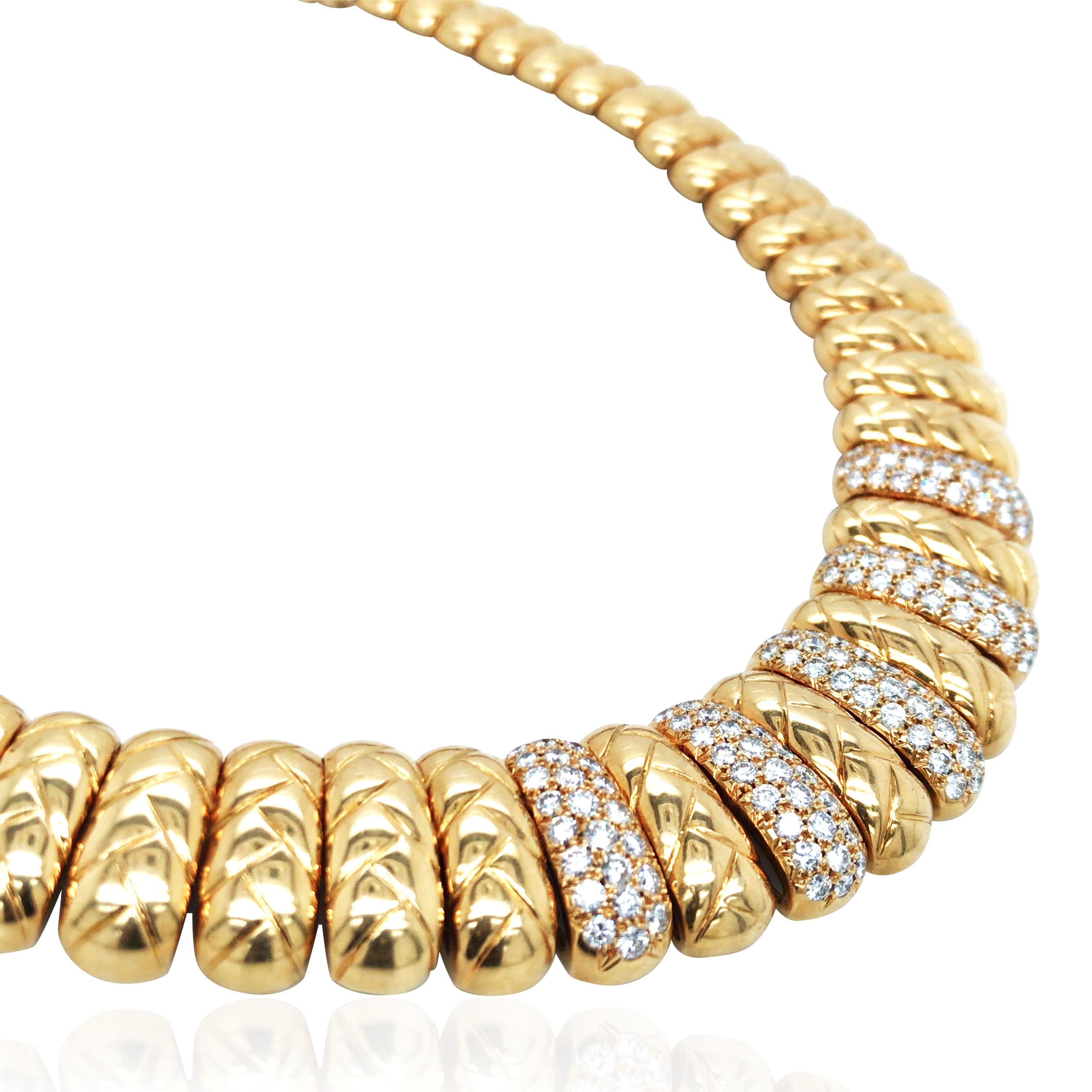Questa collana è composta da maglie d'oro con design intrecciato, decorate sul davanti con 134 diamanti rotondi a taglio brillante per un totale di circa 4,2ct, G-H/VS-SI. 

Peso: 128,1 grammi
Misure: 37 cm di lunghezza, 2 cm di larghezza
Timbro:
