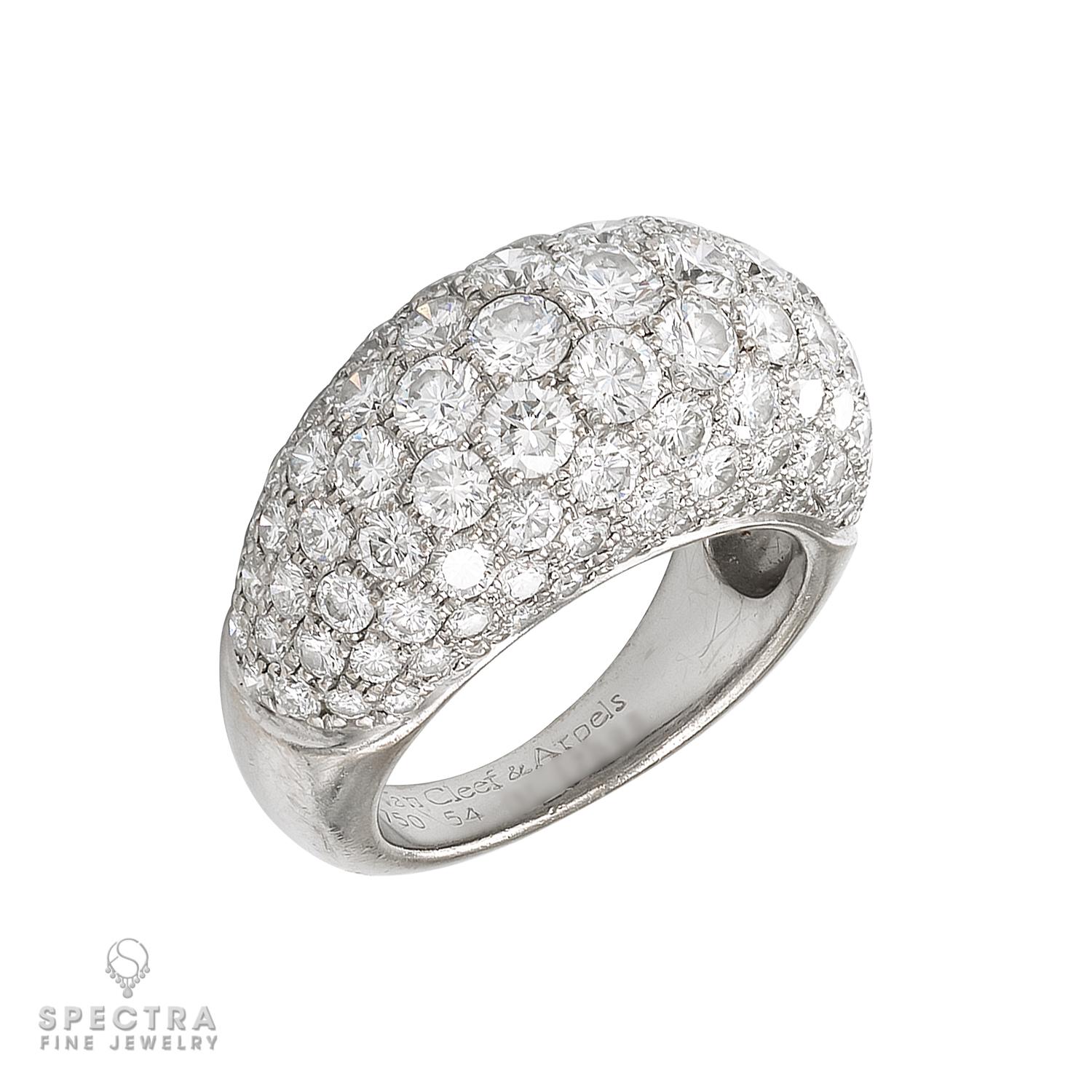 La parure de diamants en or blanc 18 carats de Van Cleef & Arpels est l'incarnation de l'élégance luxueuse et d'un savoir-faire exceptionnel. Cet ensemble exquis comprend une paire de boucles d'oreilles serties de diamants et une bague assortie,