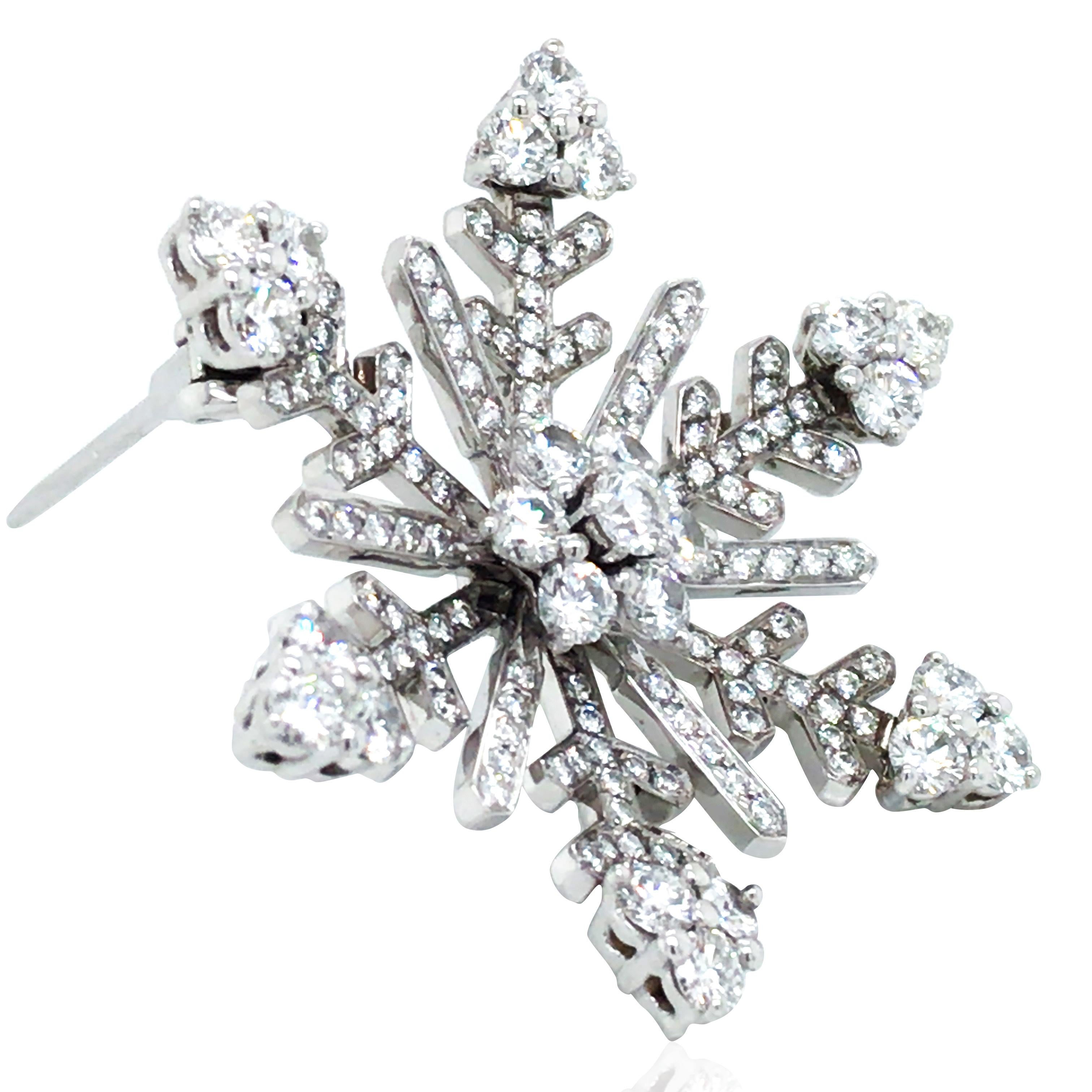 You don't have to wait for winter to appreciate the beauty of snowflakes when you wear this Van Cleef & Arpels 18 ct white gold diamond brooch! 145 sparkling diamonds are secured in a platinum setting. The diamonds set in the border combine to form