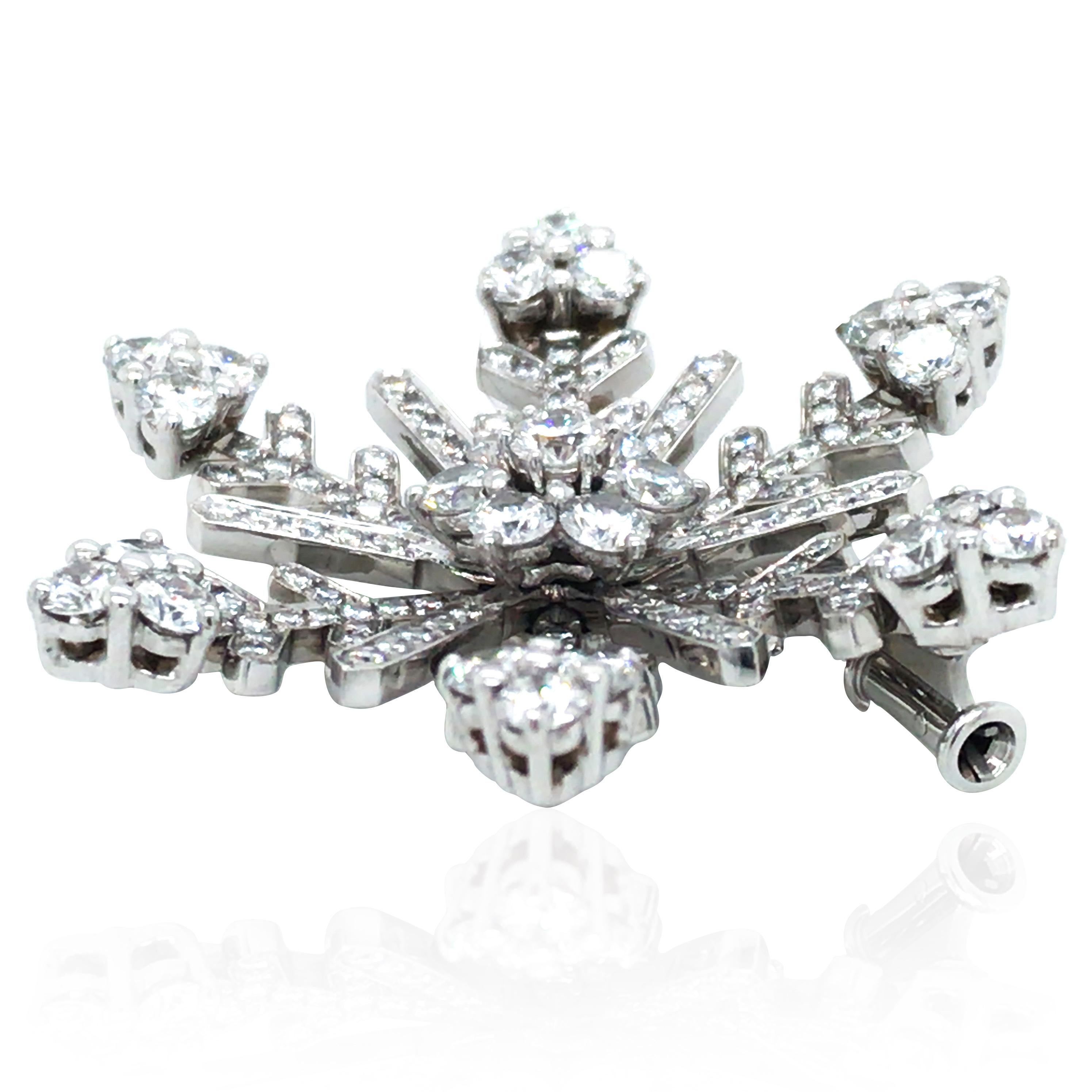 Brilliant Cut Van Cleef & Arpels, 18K Gold Diamond Snowflake Brooch For Sale