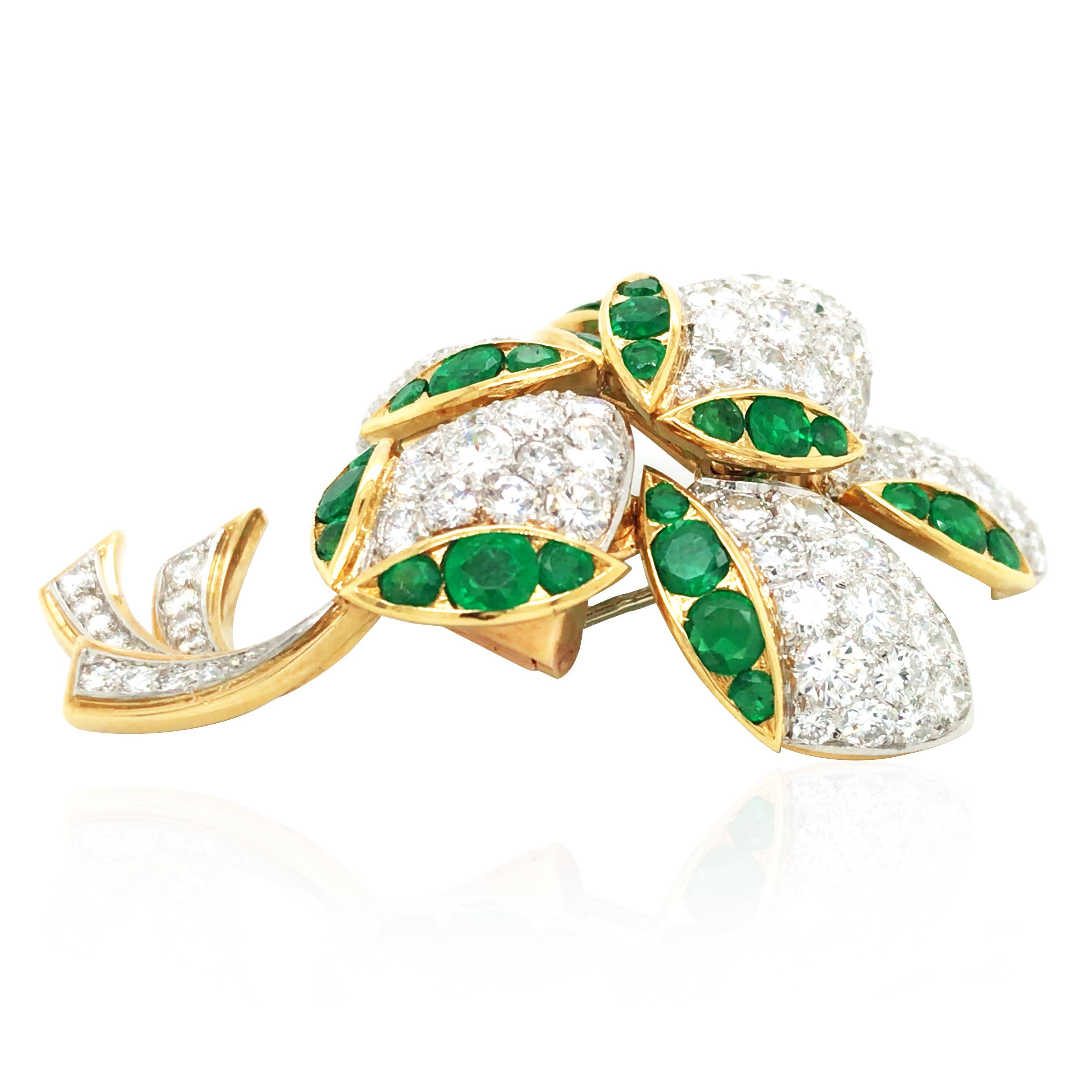 Taille ronde Van Cleef & Arpels, broche en or 18 carats, émeraude et diamants en vente