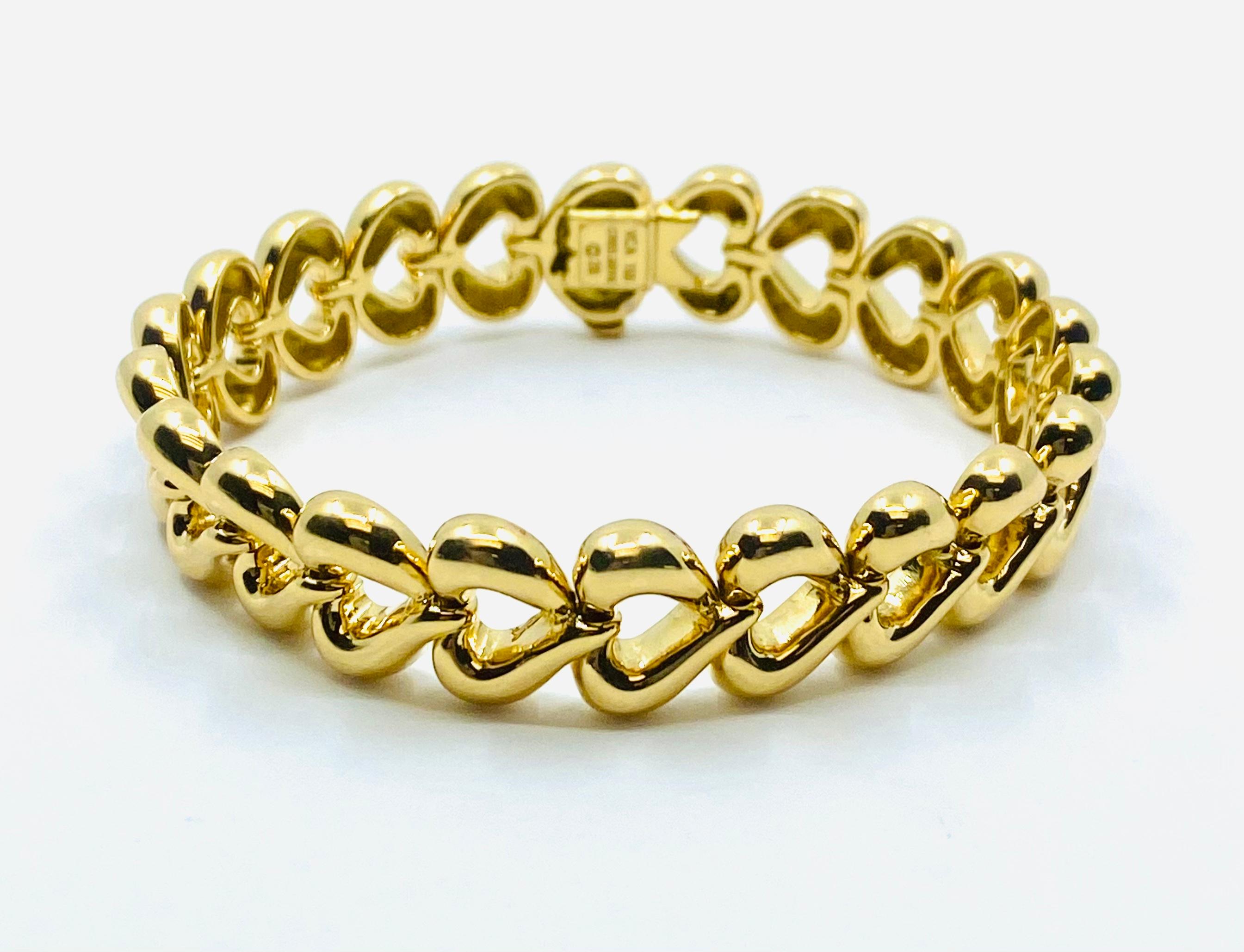 Van Cleef & Arpels 18k Gold Heart-Shaped Bracelet In Excellent Condition For Sale In Beverly Hills, CA