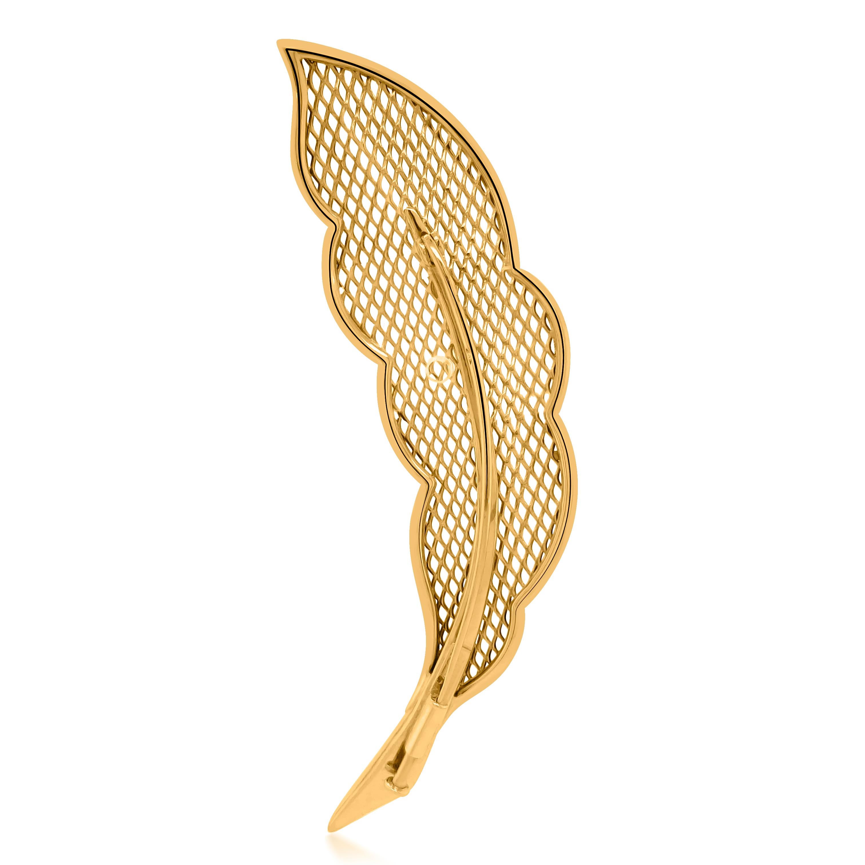 This authentic Retro Van Cleef & Arpels gold leaf brooch is crafted in solid 18-karat yellow gold, designed as a leaf with a mesh fill, weighing 16.7 grams and measuring 30.5*89.5 mm. The brooch is signed VCA; stamped 750, French hallmark for 18K