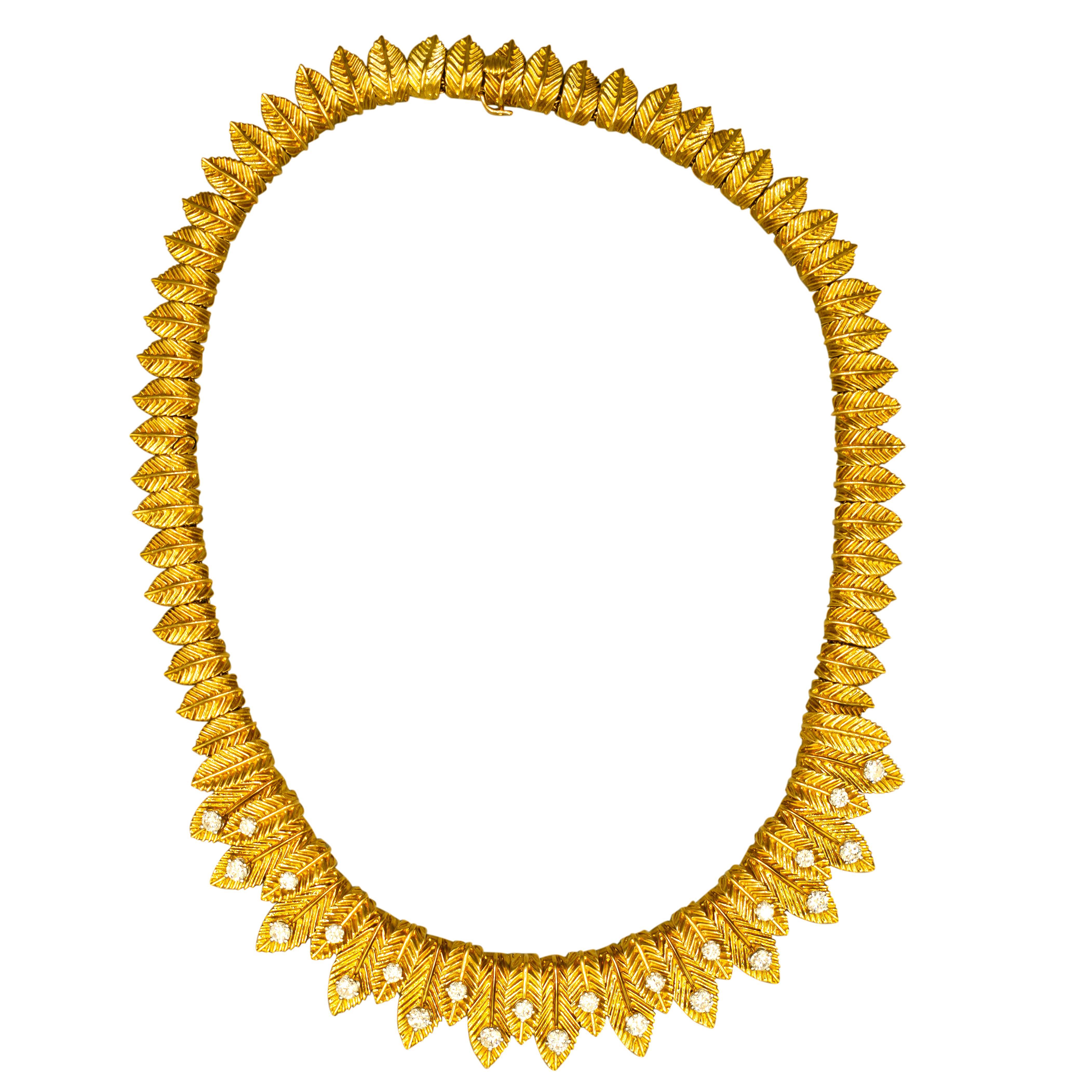 Numeri di serie, presunta origine New York, epoca rétro

Vintage Van Cleef & Arpels New York, collana girocollo in oro giallo 18 carati con motivo a foglie e diamanti. Tutte le parti originali VCA e firmate con un numero di serie. La larghezza si