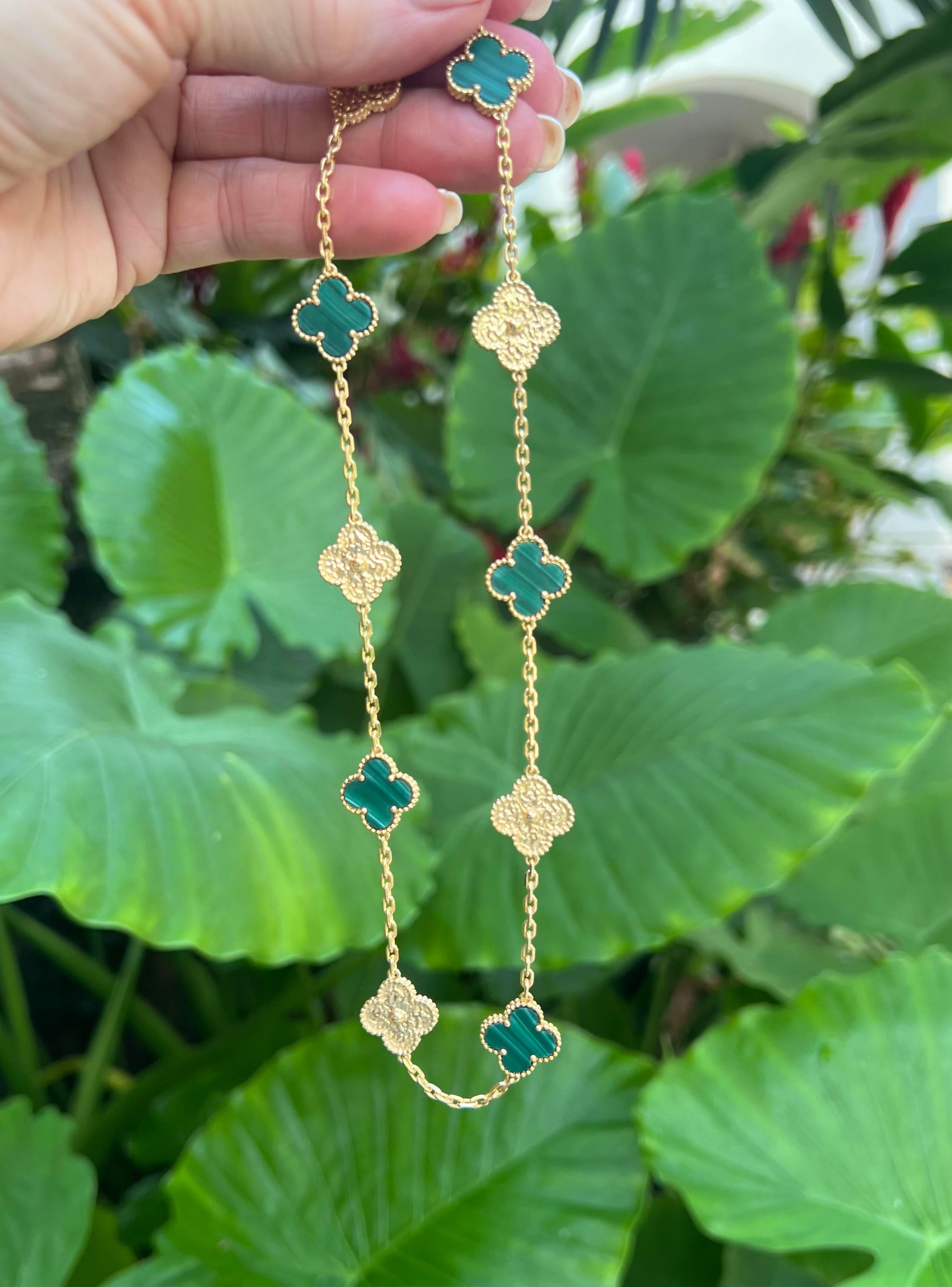 Van Cleef & Arpels 18k Gold Malachite Alternating Vintage Alhambra Necklace In Excellent Condition In Palm Beach, FL