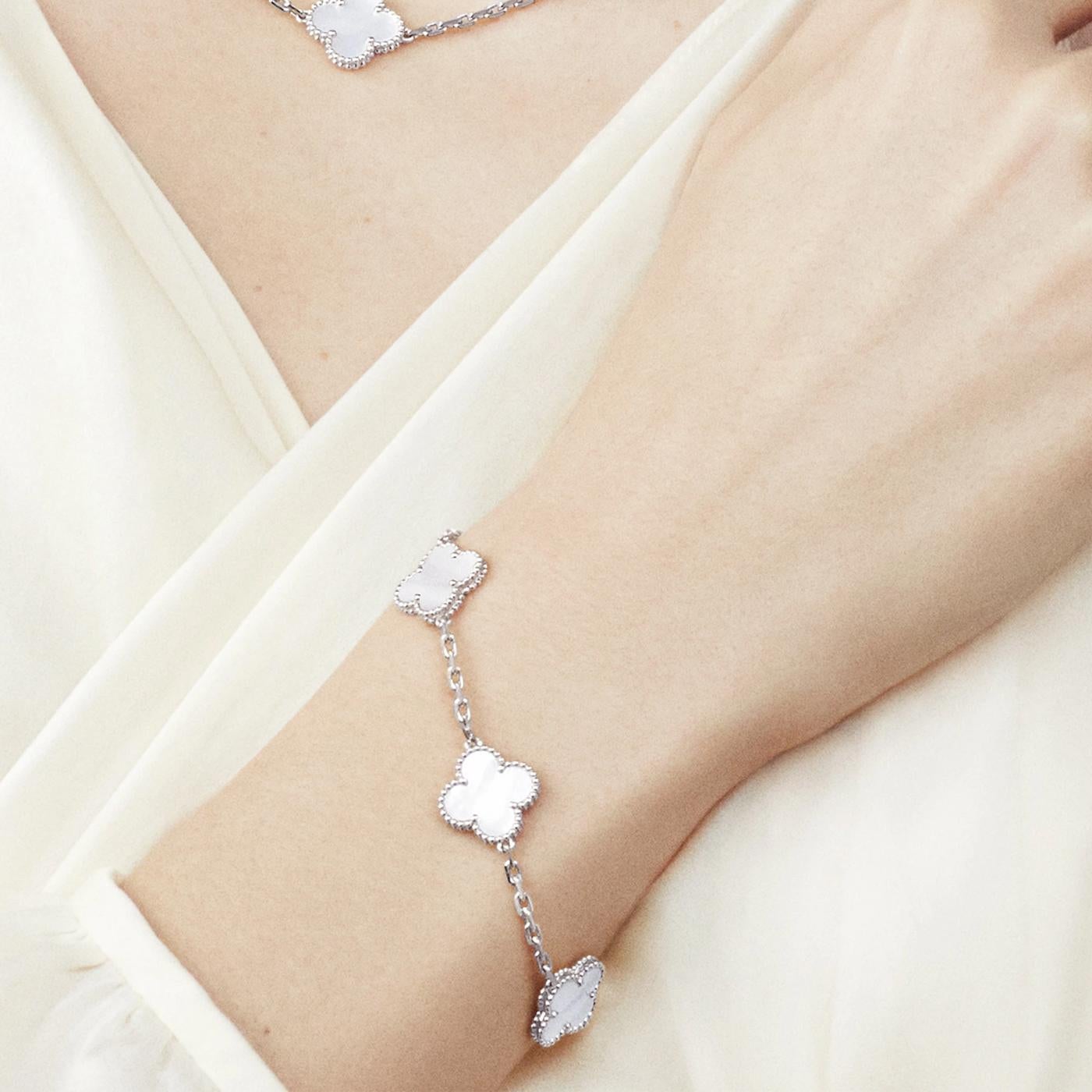In Anlehnung an das allererste Alhambra-Schmuckstück aus dem Jahr 1968 zeichnen sich die Vintage Alhambra-Kreationen von Van Cleef & Arpels durch ihre einzigartige, zeitlose Eleganz aus. Diese vom Kleeblatt inspirierten Glückssymbole sind mit einem