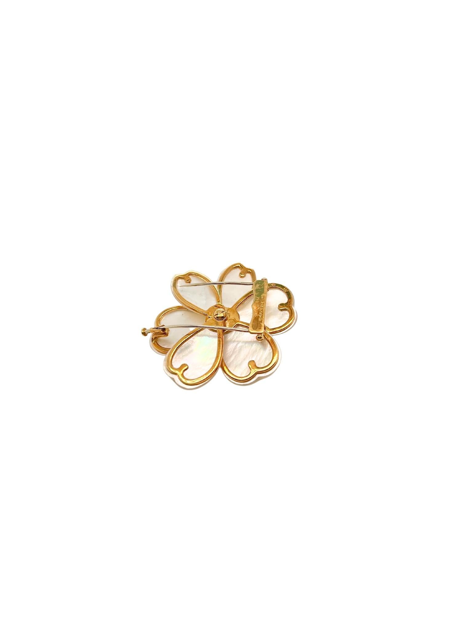 Taille mixte Van Cleef & Arpels Broche fleur en or 18 carats, nacre et diamants en vente