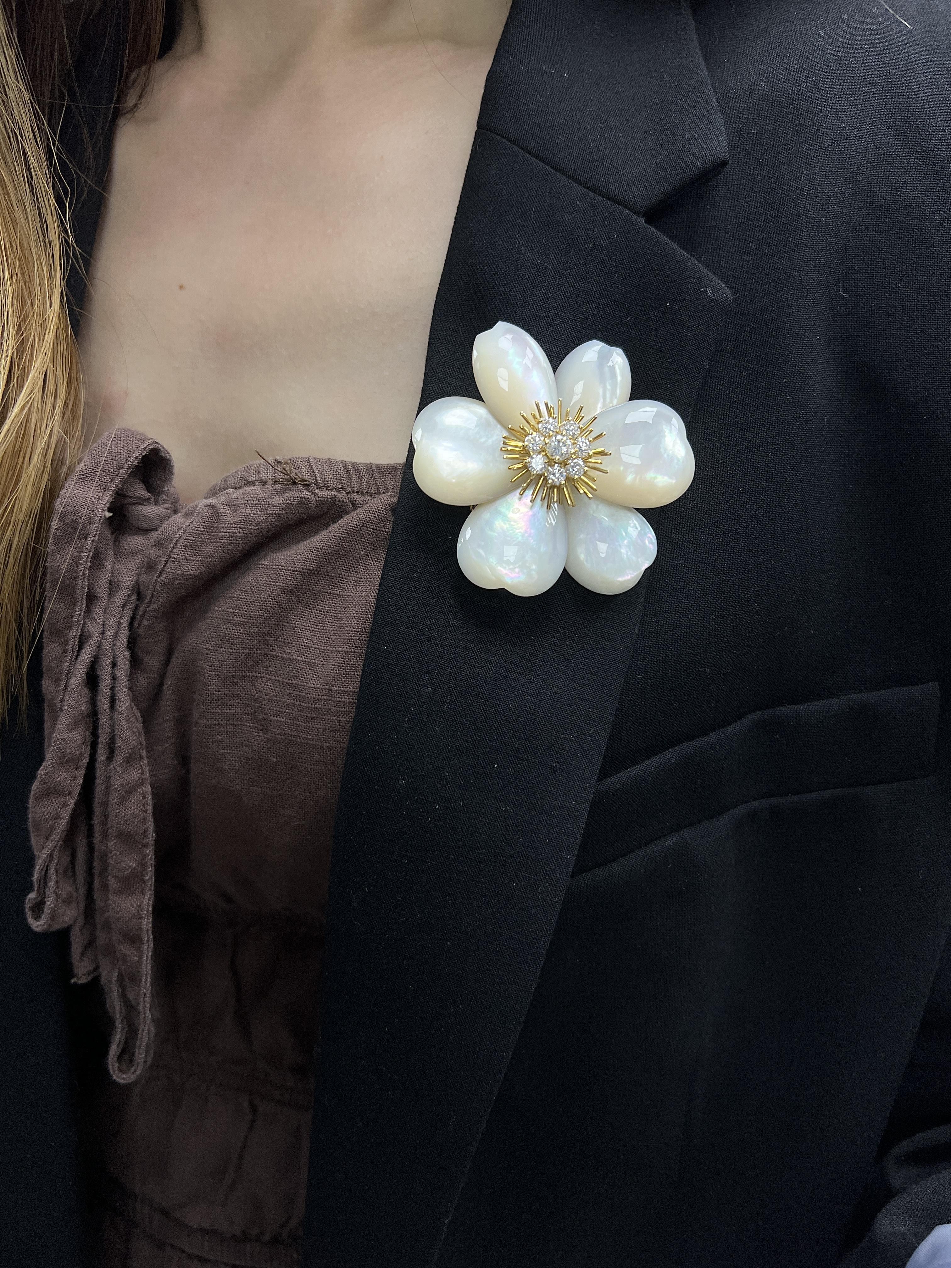 Van Cleef & Arpels Broche fleur en or 18 carats, nacre et diamants en vente 1