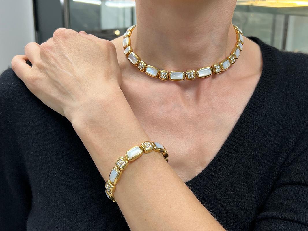 Feminine necklace and bracelet set created by Van Cleef & Arpels in France in the 1980s.
The set is made of 18 karat yellow gold, mother-of-pearl and accented with round brilliant cut diamonds (F-G color, VVS2 clarity, total weight approximately