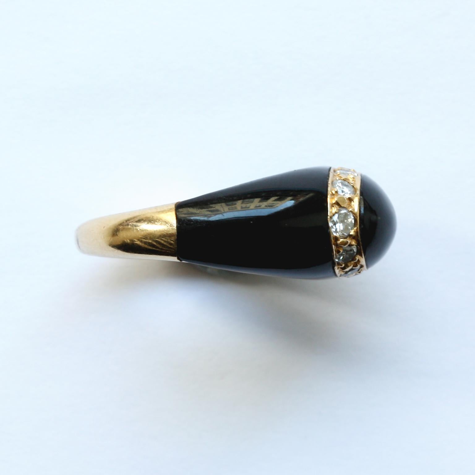 An 18 carat yellow gold ring with onyx covering the whole ring and a gold ellipse on the top set with 12 brilliant cut diamonds (app. 0.51 carat) signed and numbered: Van Cleef & Arpels, Model: Fidji.

ring size: 16.75+ mm. 6 ½ US.
weight: 8.23