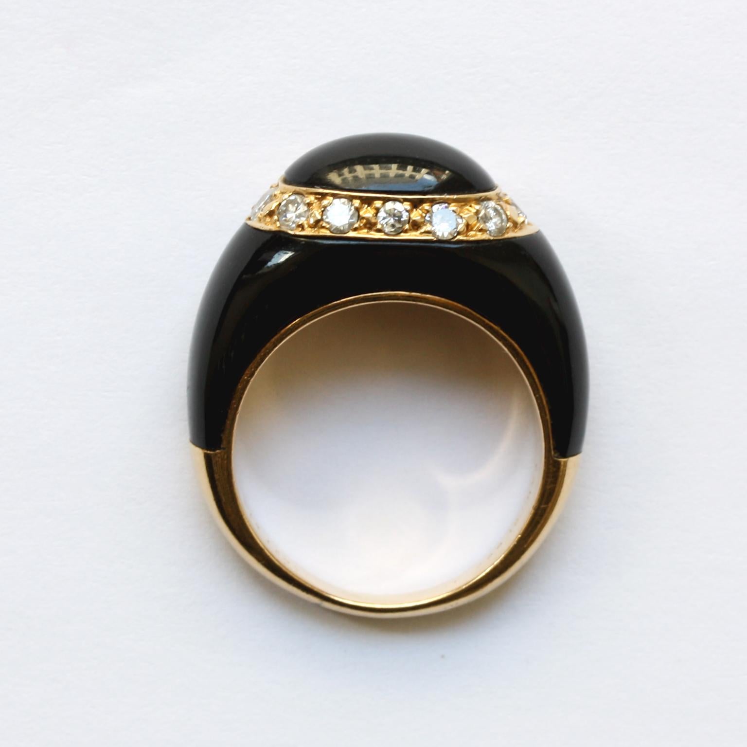 Van Cleef & Arpels 18 Karat Gold, Onyx and Diamond Fidji Ring In Good Condition For Sale In Amsterdam, NL