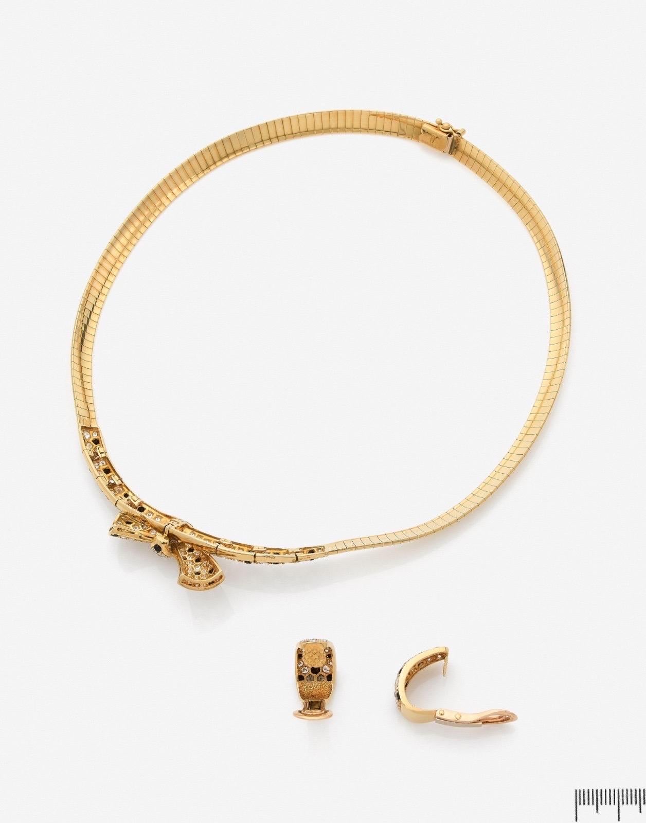 Una splendida collana e un paio di fermagli per le orecchie
In oro giallo 18 carati, di Van Cleef & Arpels,  la prima maglia ad omega è decorata al centro con un nodo tempestato di diamanti a taglio brillante e cosparso di onice, i fermagli formano