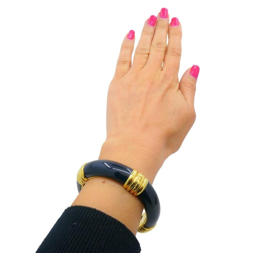 Il bracciale Van Cleef & Arpels in oro 18 carati con onice è un pezzo elegante e senza tempo:
 Quattro pannelli curvi in onice nero separati da accenti in oro 18 carati.
 Realizzato in oro giallo 18 carati di alta qualità.
 Un braccialetto