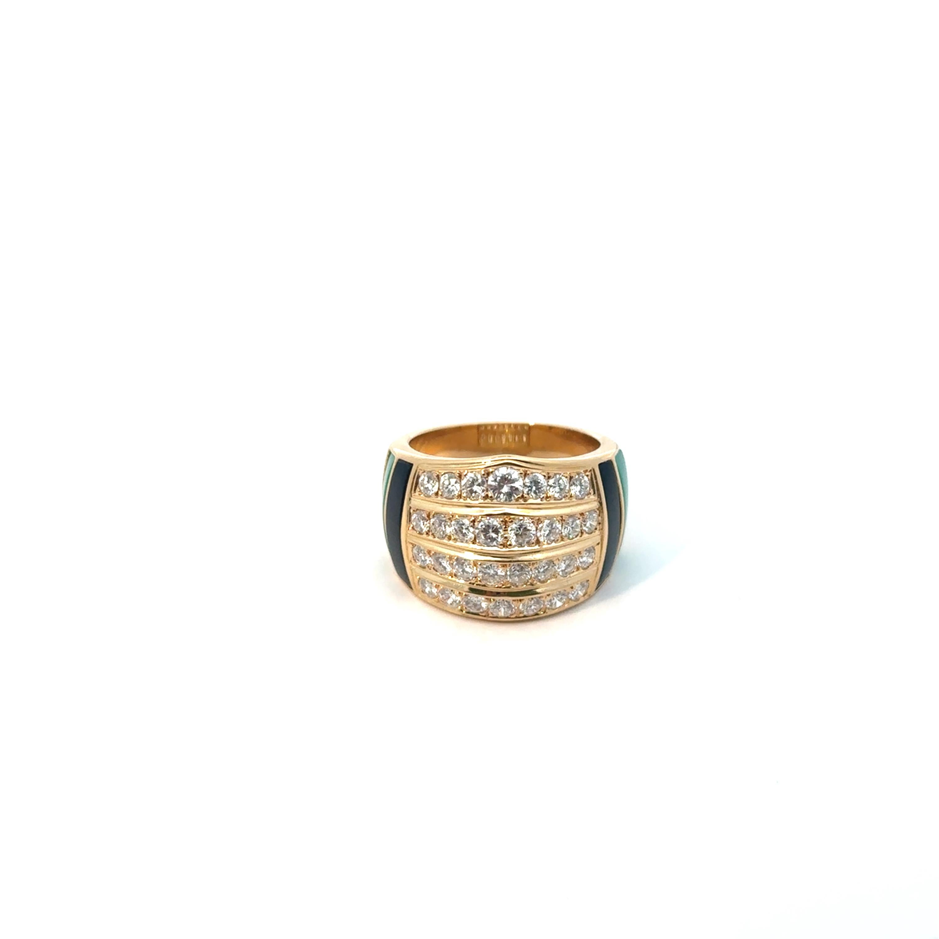 This exquisite vintage ring by Van Cleef & Arpels is a stunning example of the brand's timeless elegance and artistry from the 1980s. Crafted in luxurious 18K yellow gold, it features a striking combination of black onyx and vibrant chrysoprase