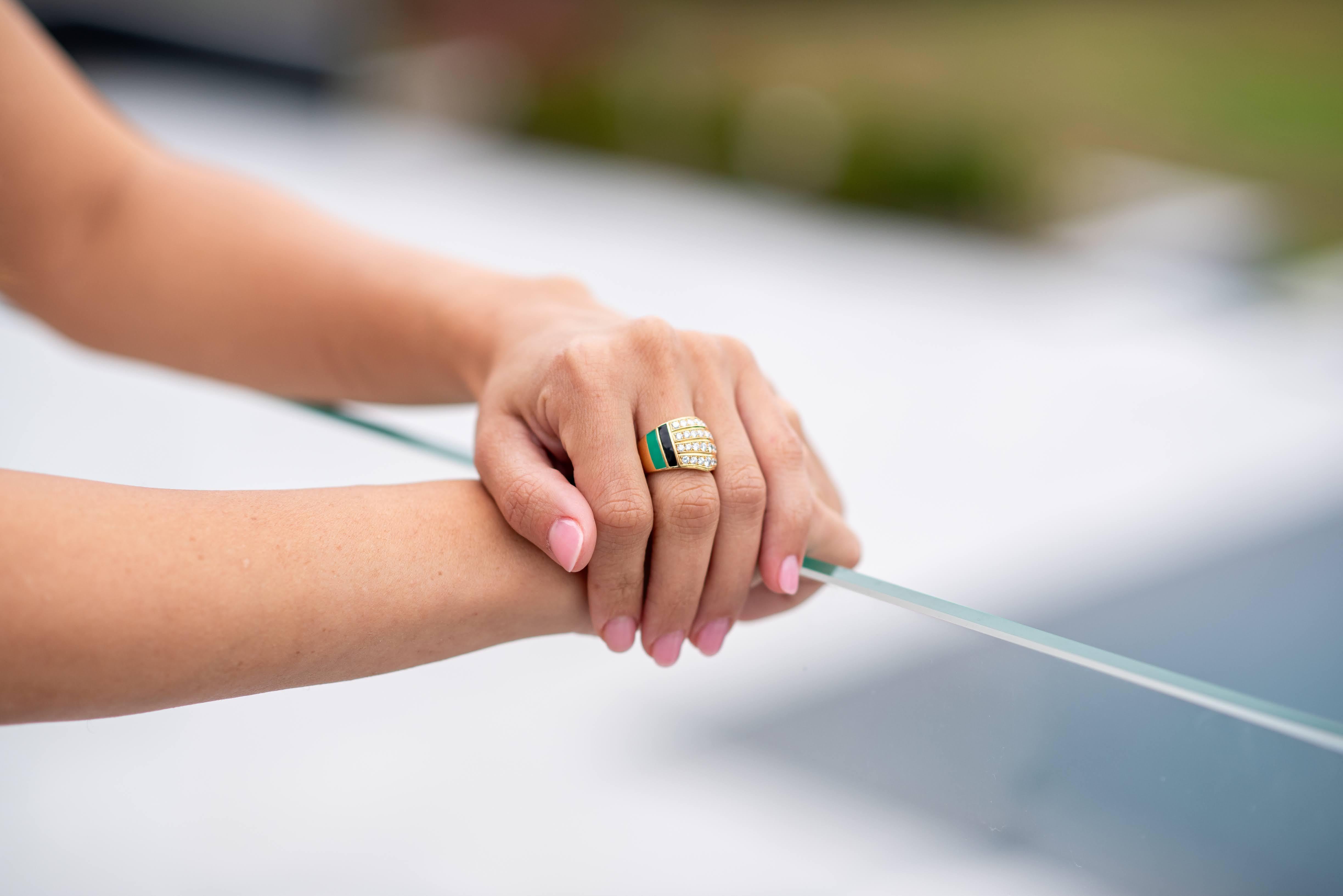 Van Cleef & Arpels 18K Gold Onyx Chrysoprase and Diamond Ring In Excellent Condition For Sale In New York, NY