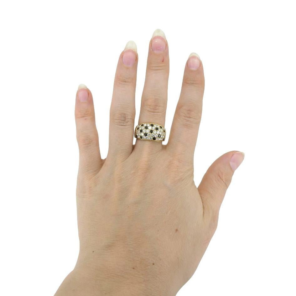 Anello con diamante e onice in oro 18k Van Cleef & Arpels. Questo anello vintage pesa 7,6 grammi e misura 8,75. Circa anni '70, questo anello ha 39 diamanti e 15 pietre di onice. Questo anello ha un'altezza di 1/2 pollice e una larghezza di 7/8 di