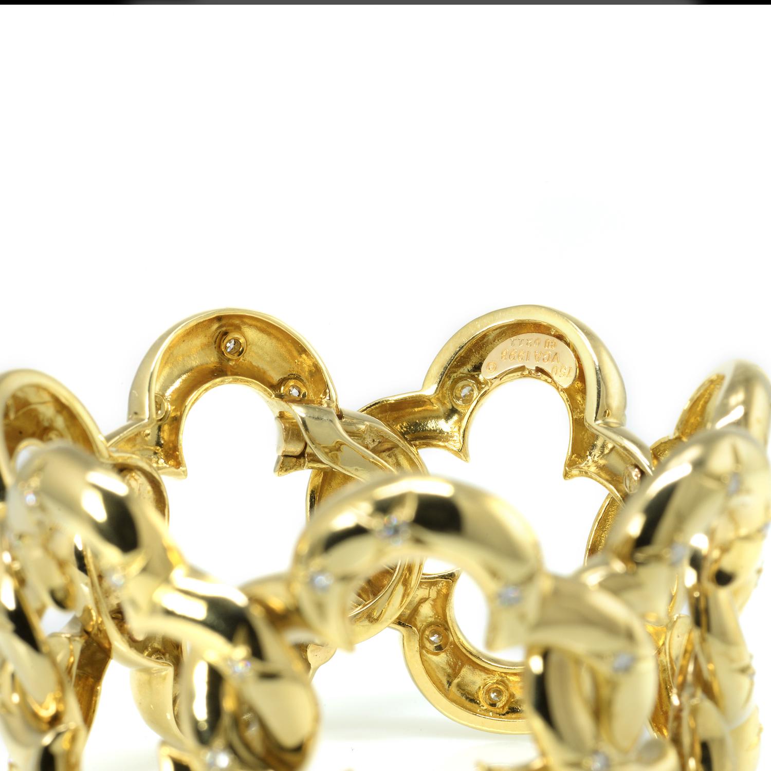 Round Cut Van Cleef & Arpels 18 Karat Gold Open Link Alhambra Diamond Bracelet