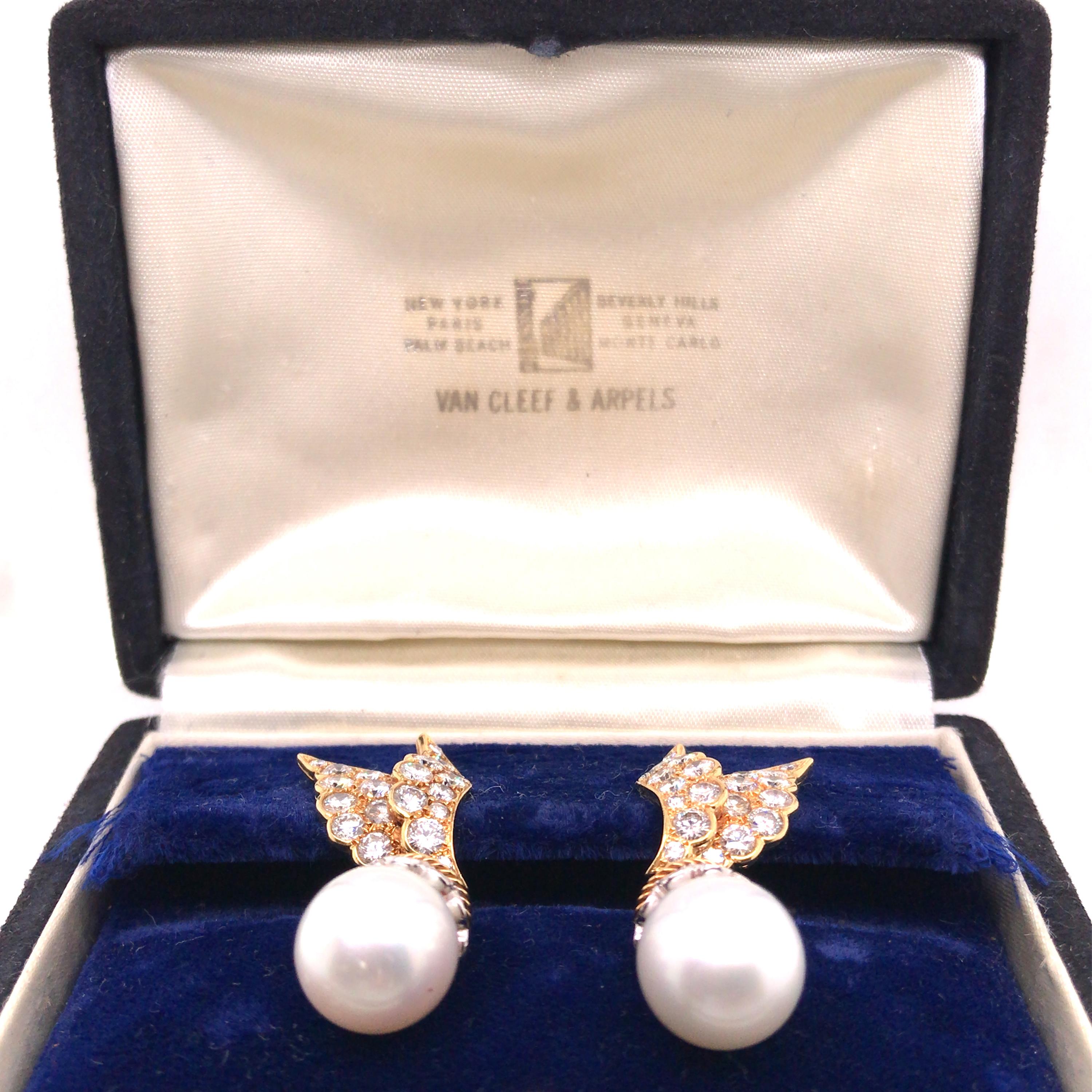 Two pearls approx. 11.4mm, capped by 56 round and single-cut diamonds, topped by 46 round diamonds leaves motif. Diamond total approx. 4.55ct, G-I/VS. Pendants detachable, clip-backs, with signed box. 

Weight: tops 7.5 grams
Stamp: 
