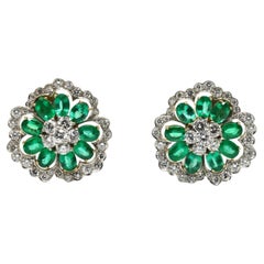 Van Cleef & Arpels Boucles d'oreilles fleur de camélia en platine, émeraude et diamants