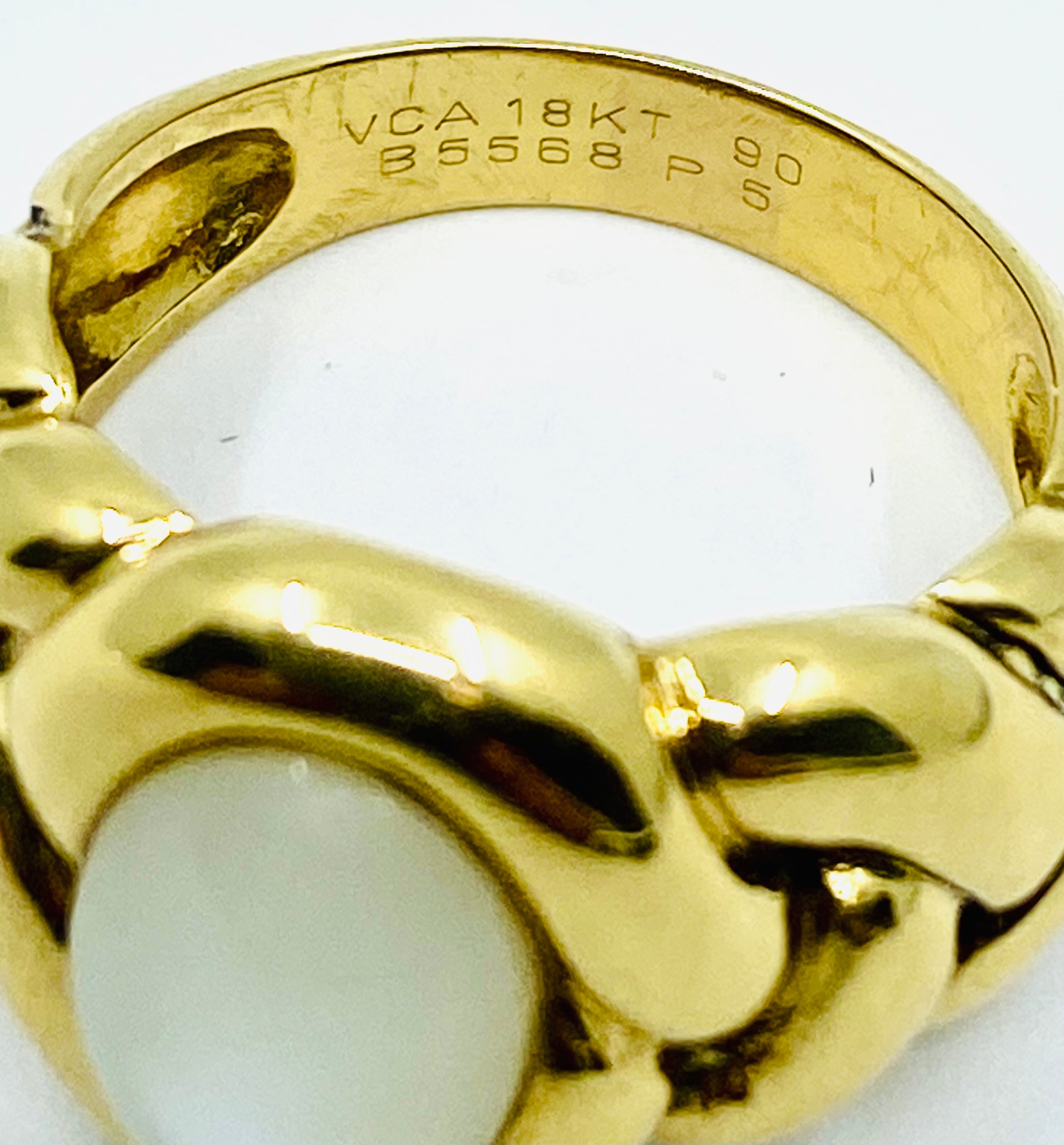 Van Cleef &  Arpels 18k Gold Ring Mother of Pearl For Sale 3