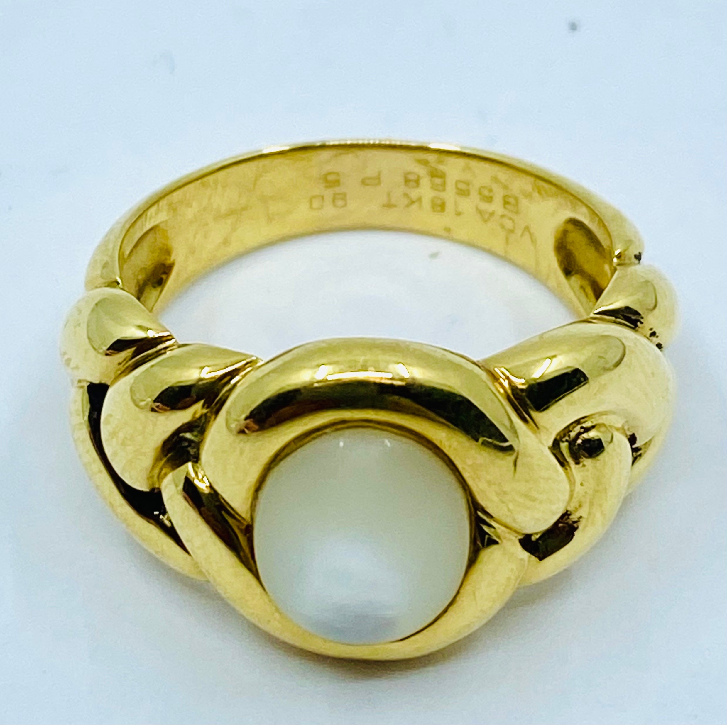 Van Cleef &  Arpels Ring aus 18 Karat Gold mit Perlmutt im Zustand „Hervorragend“ im Angebot in Beverly Hills, CA