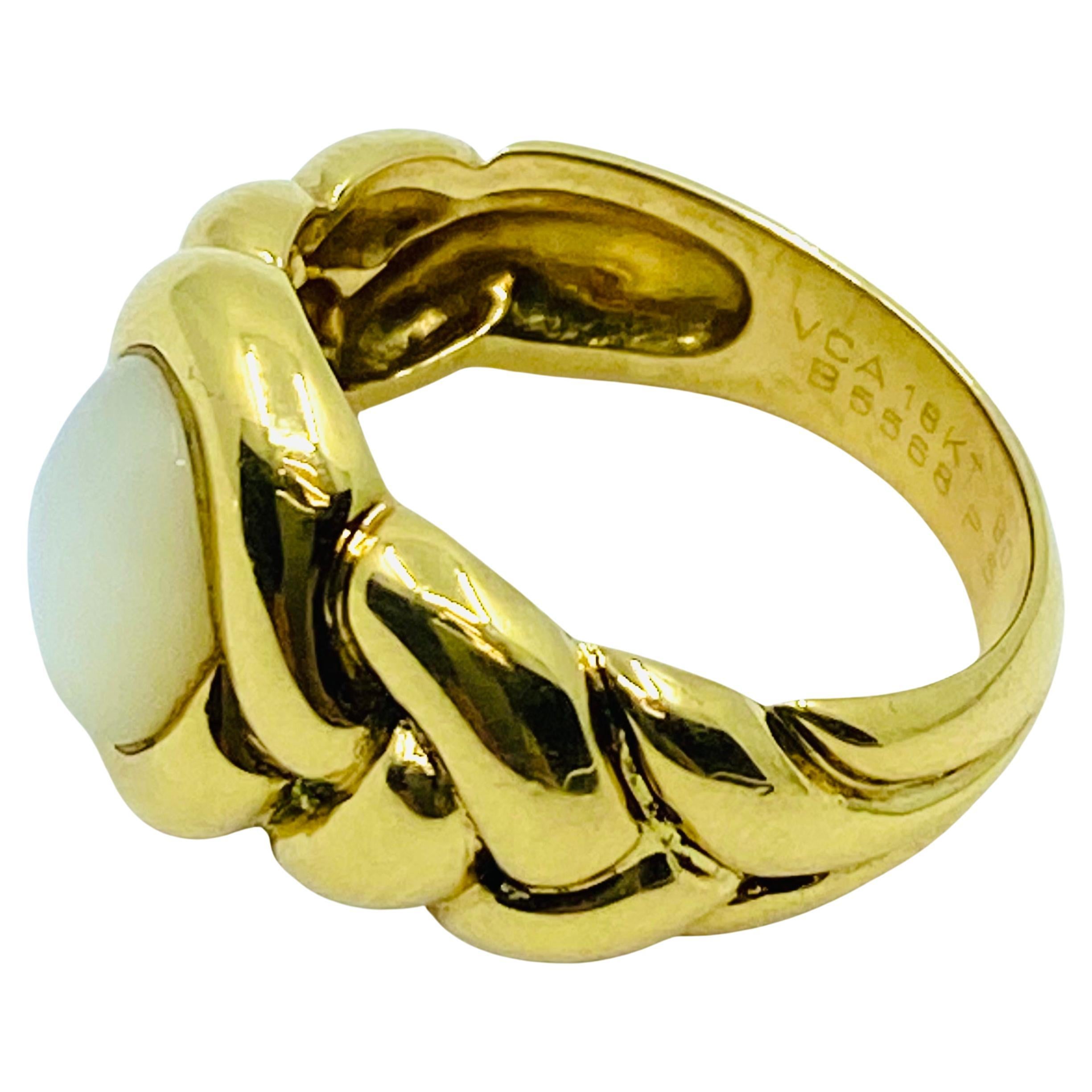 Van Cleef &  Arpels 18k Gold Ring Mother of Pearl In Excellent Condition For Sale In Beverly Hills, CA