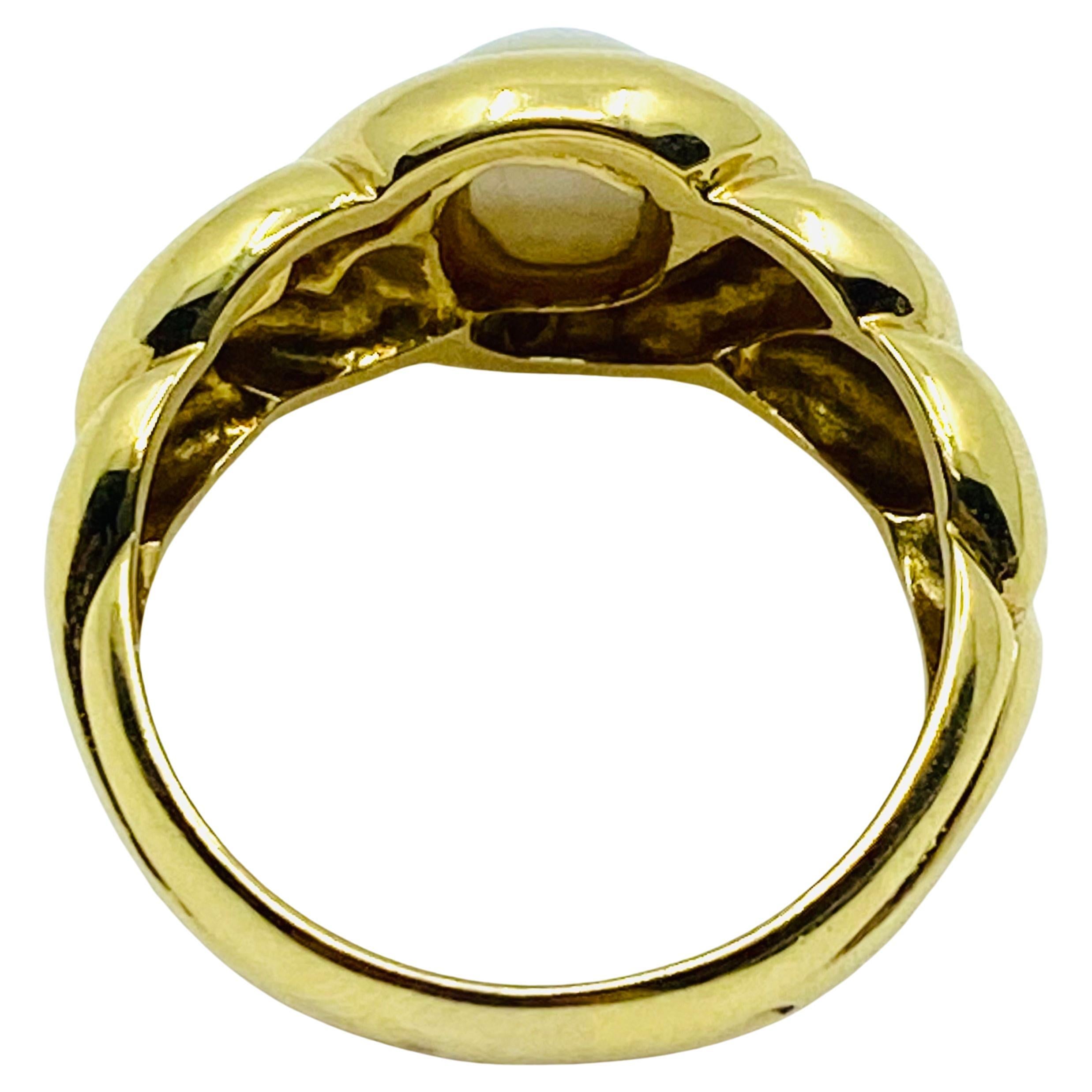 Van Cleef &  Arpels 18k Gold Ring Mother of Pearl For Sale 1