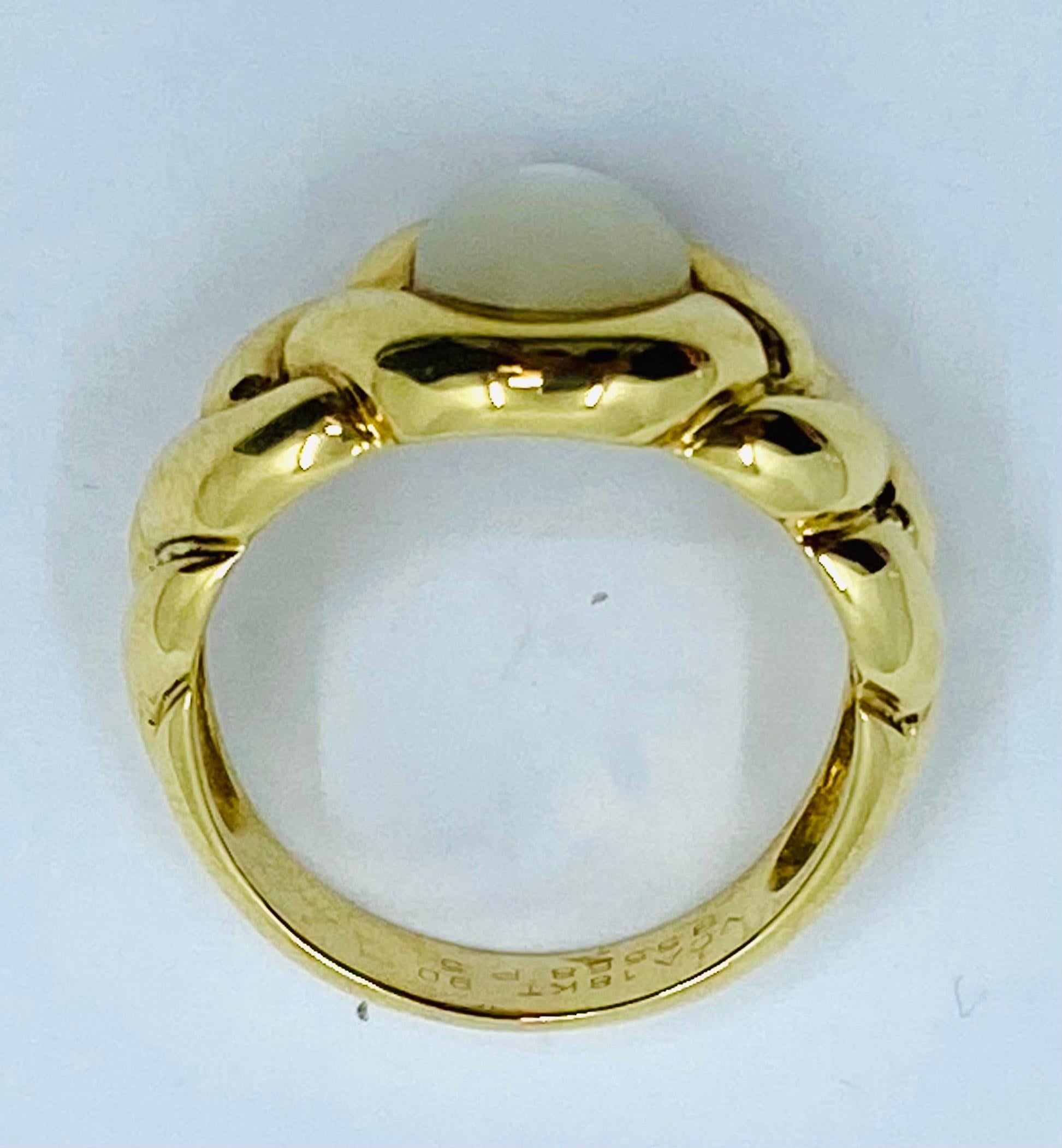 Van Cleef &  Arpels 18k Gold Ring Mother of Pearl For Sale 2