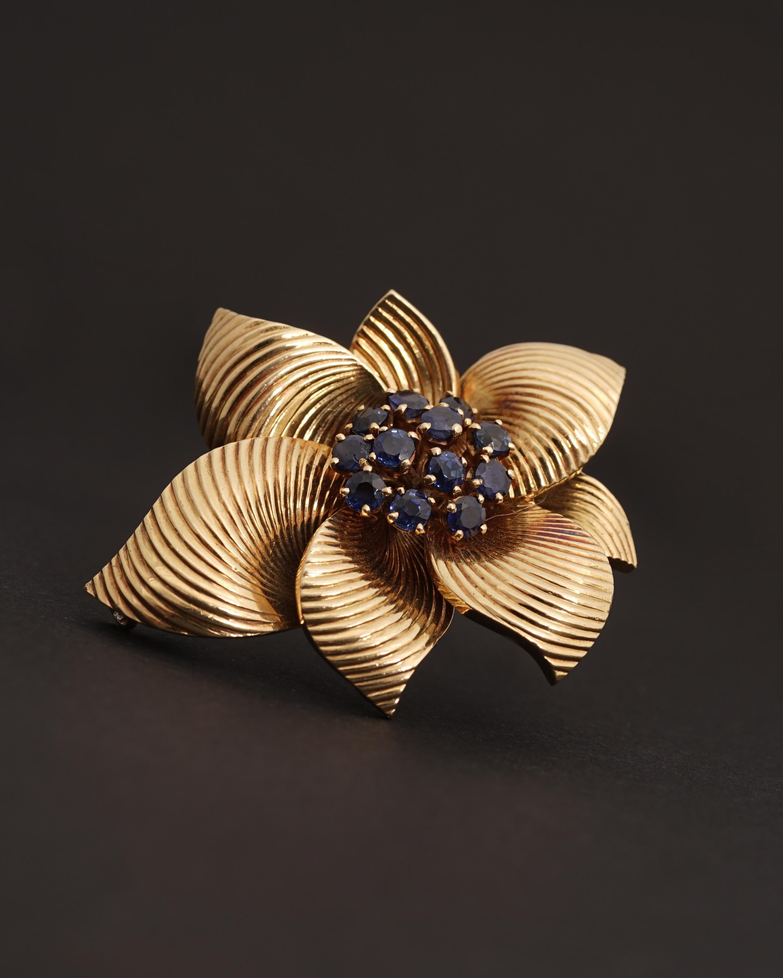 Modern Van Cleef & Arpels, 18K Gold & Sapphires Magnolia Brooch, circa 1965