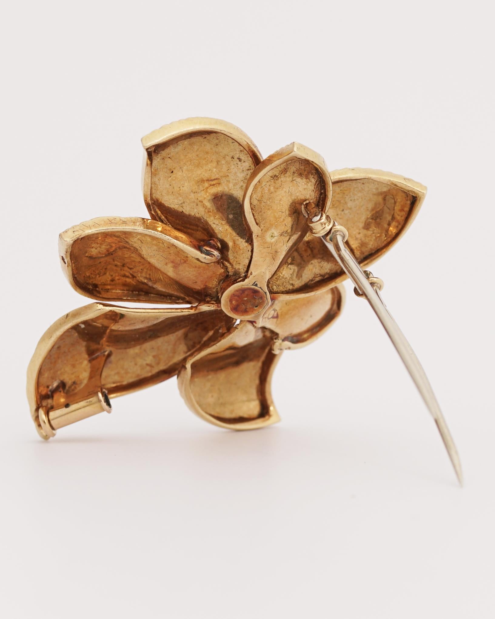 Van Cleef & Arpels, 18K Gold & Sapphires Magnolia Brooch, circa 1965 In Good Condition In Paris, FR