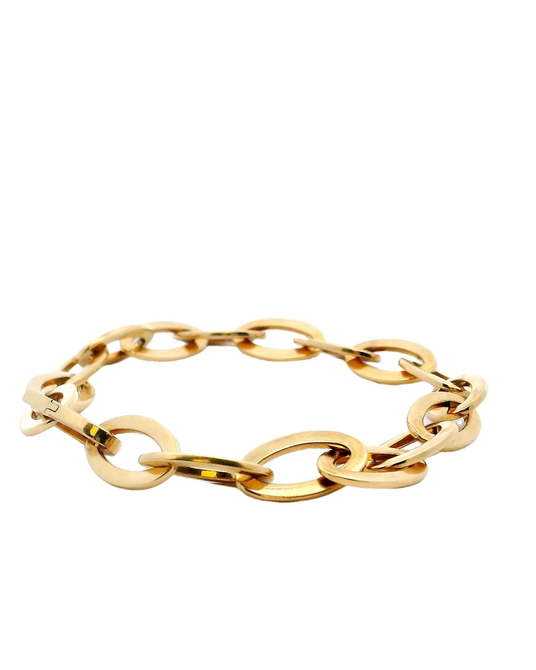 Esta exquisita pulsera data del año 2000.

Compuesto por una serie de eslabones ovalados entrelazados, cada uno de ellos pulido hasta alcanzar un brillo intenso.

Finamente elaborada en oro de 18 quilates.

Una pieza que encarna la sofisticación y