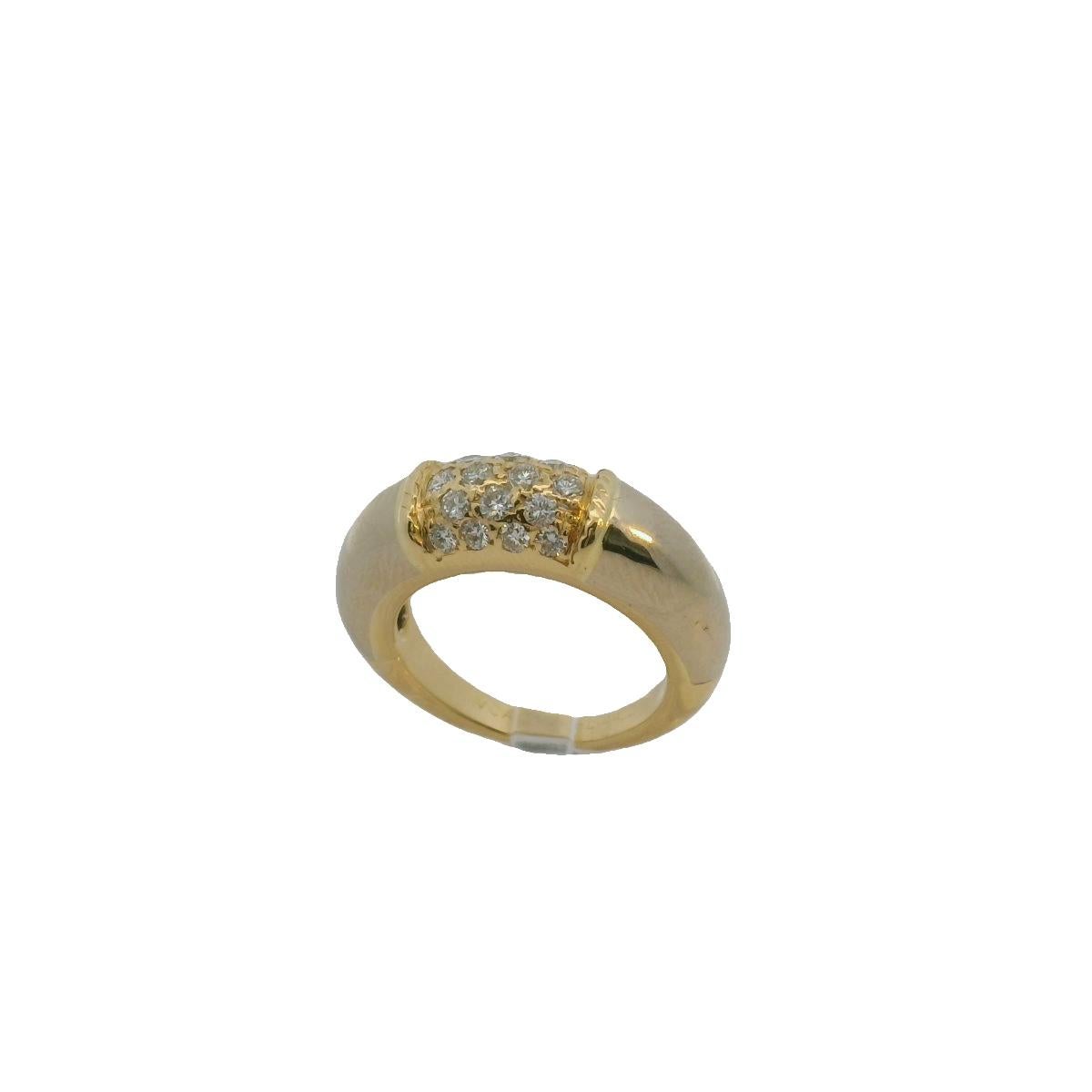 Anello con diamante Van Cleef & Arpels, 21° secolo. Caratterizzato da un design elegante, il cinturino è realizzato in oro 18 carati. La parte anteriore è ornata da un gruppo di diamanti bianchi, che creano un contrasto sorprendente con l'oro.