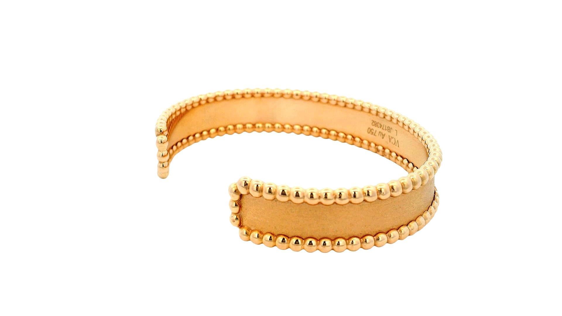 Das Armband von Van Cleef & Arpels ist ein wunderschön gearbeitetes Stück, das Eleganz und Vielseitigkeit vereint. Dieses Armband aus luxuriösem 18-karätigem Roségold zeichnet sich durch ein anmutiges Manschetten-Design aus, das einen Hauch von