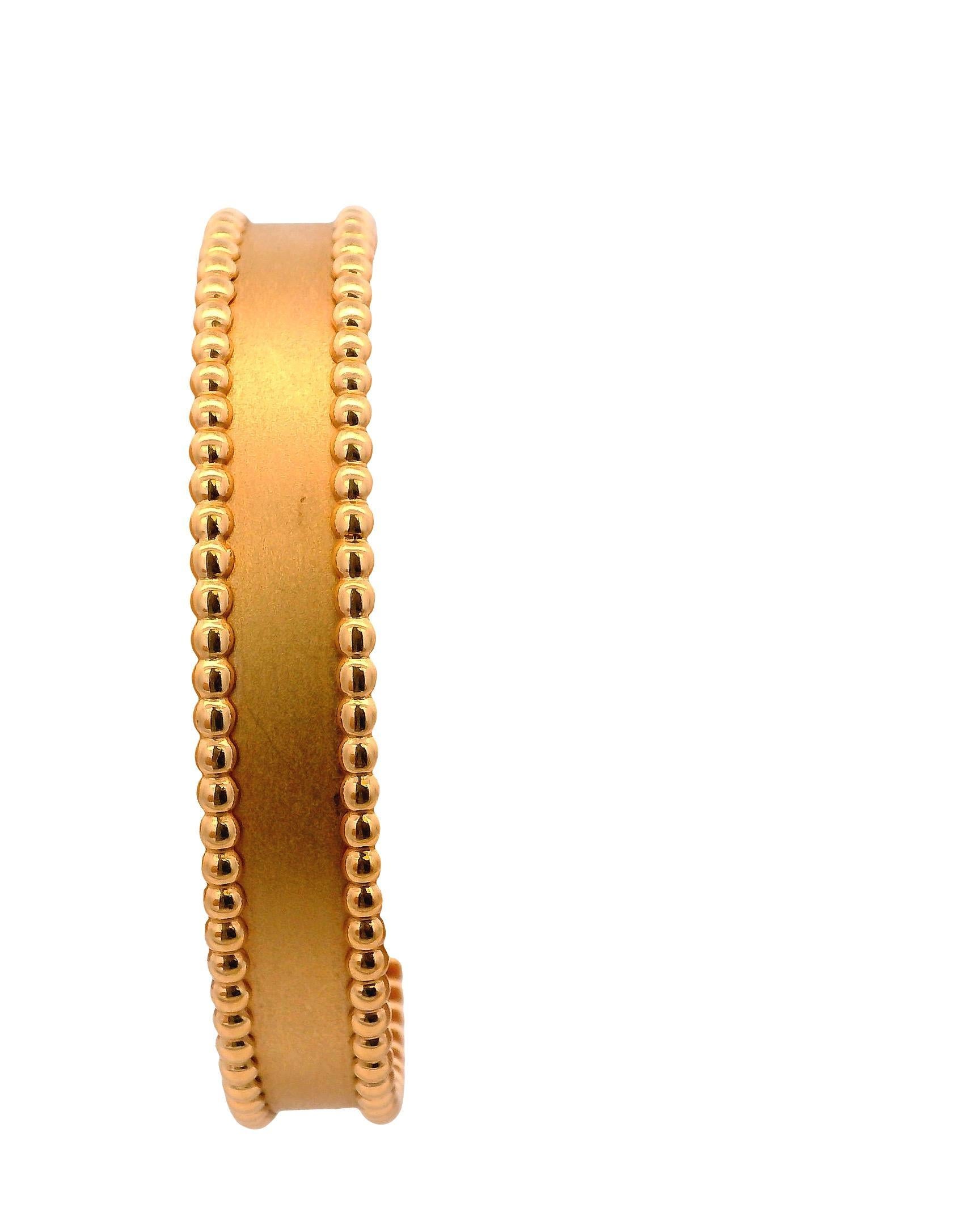 Van Cleef & Arpels 18K Rose Gold Größe 18 Perlee Manschette im Angebot 1