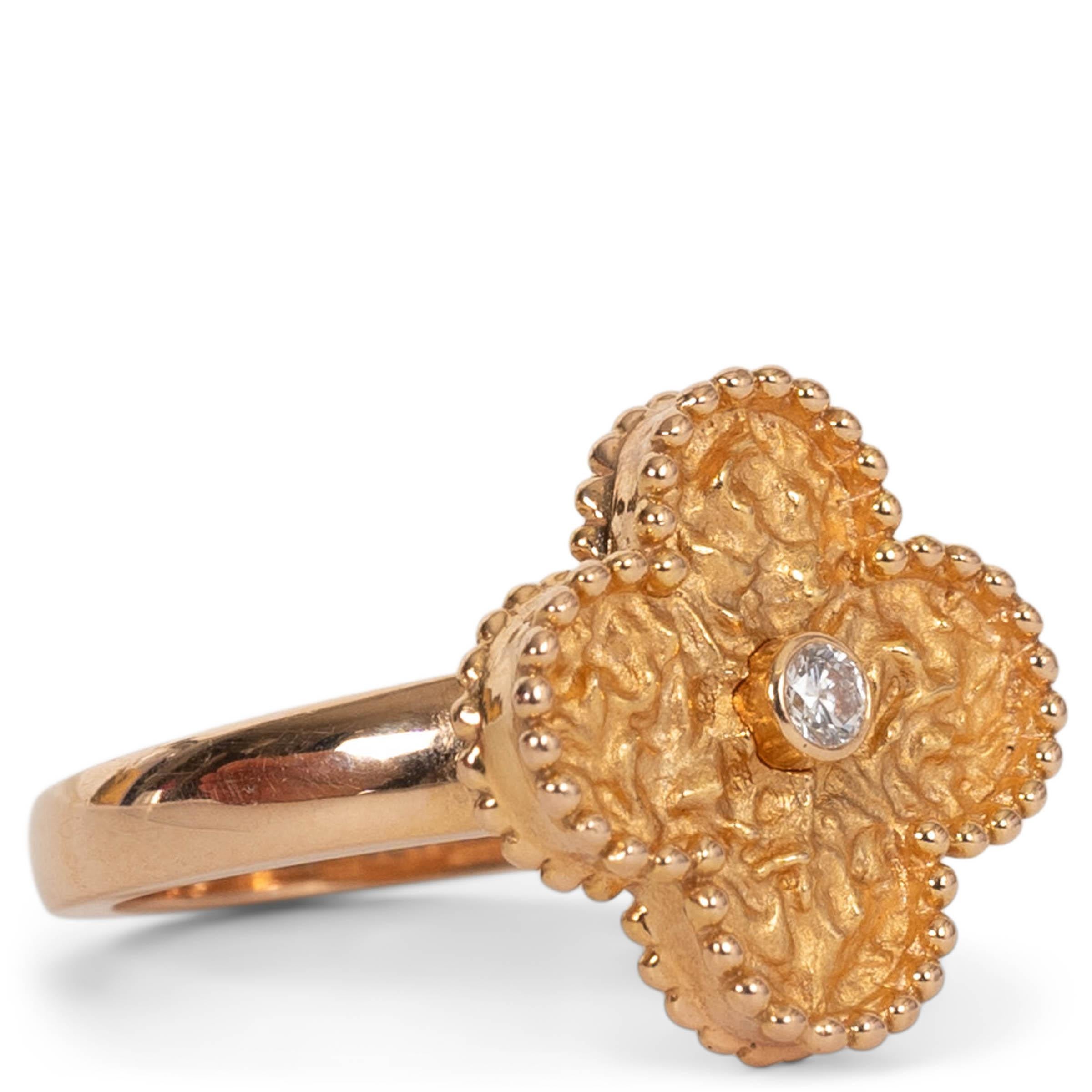 Este anillo Vintage Alhambra 100% auténtico de Van Cleef & Arpels está elaborado en oro rosa de 18 quilates y tiene un diamante de 0,06 quilates que brilla como las estrellas. Rindiendo homenaje a la primera colección Alhambra de 1968, la línea
