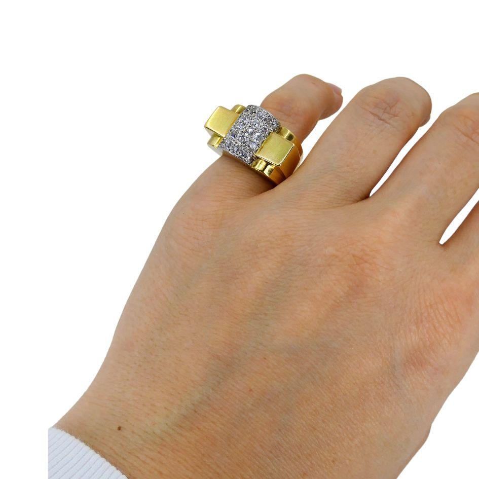 Cette bague réservoir vintage Van Cleef & Arpels des années 1950 est une pièce audacieuse réalisée en or bicolore 18 carats. La bague présente un design géométrique frappant avec un large anneau mesurant 1 pouce de long et 1/2 pouce de large. Son