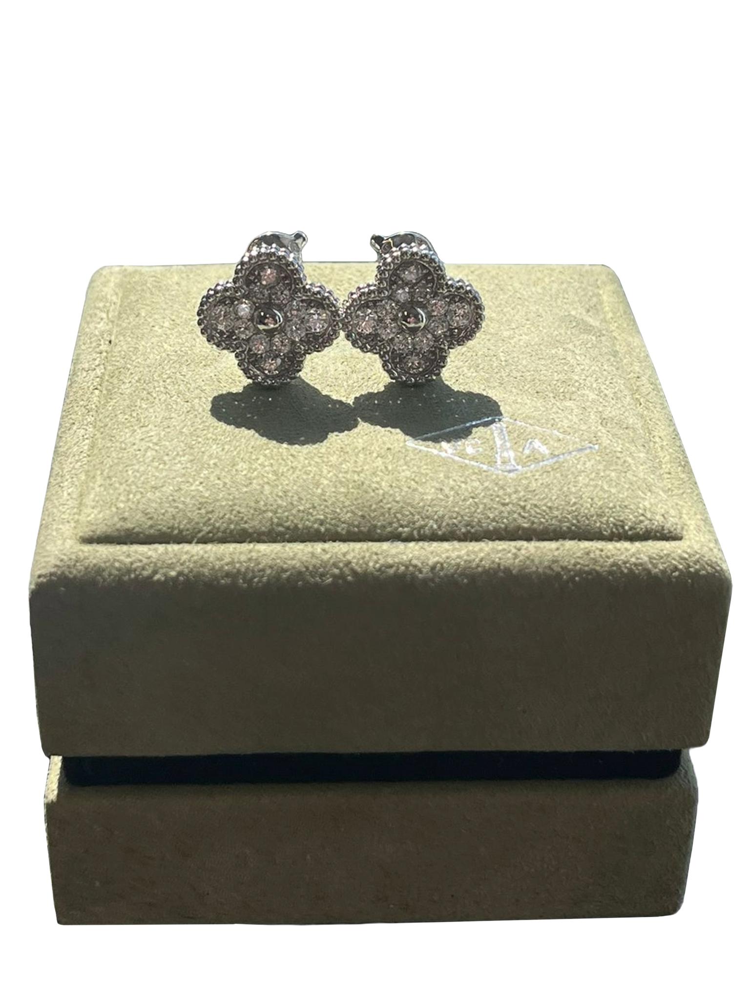 Taille ronde Van Cleef & Arpels, boucles d'oreilles Alhambra vintage en or blanc 18 carats et diamants 0,96 carat en vente