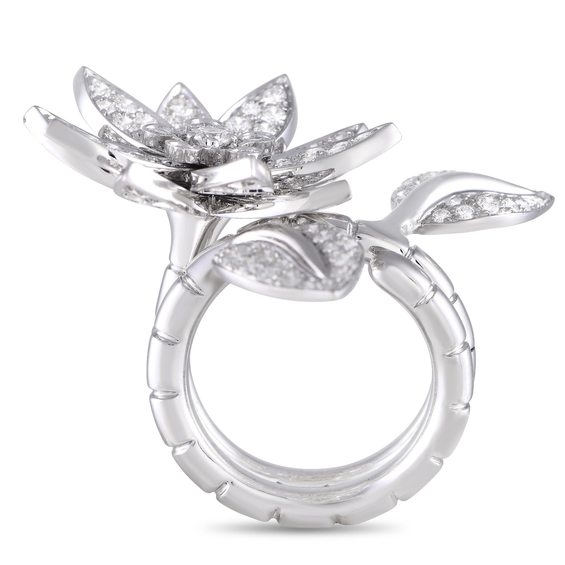 Ein fabelhafter Statement-Ring der französischen Luxusschmuckmarke Van Cleef & Arpels. Dieser atemberaubende Ring zwischen den Fingern zeichnet sich durch einen ungewöhnlichen Stil mit doppelten Bändern in einer horizontalen Anordnung aus, so dass