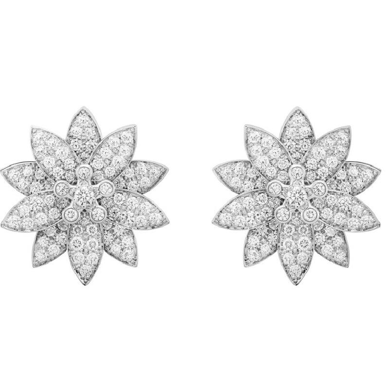 Van Cleef & Arpels Lotus earrings, medium model.

These lovely Van Cleef and Arpels Lotus Earrings are from the flora collection and represent a Lotus flower fully opened.
These magnificent floral earrings from the iconic Lotus collection by Van