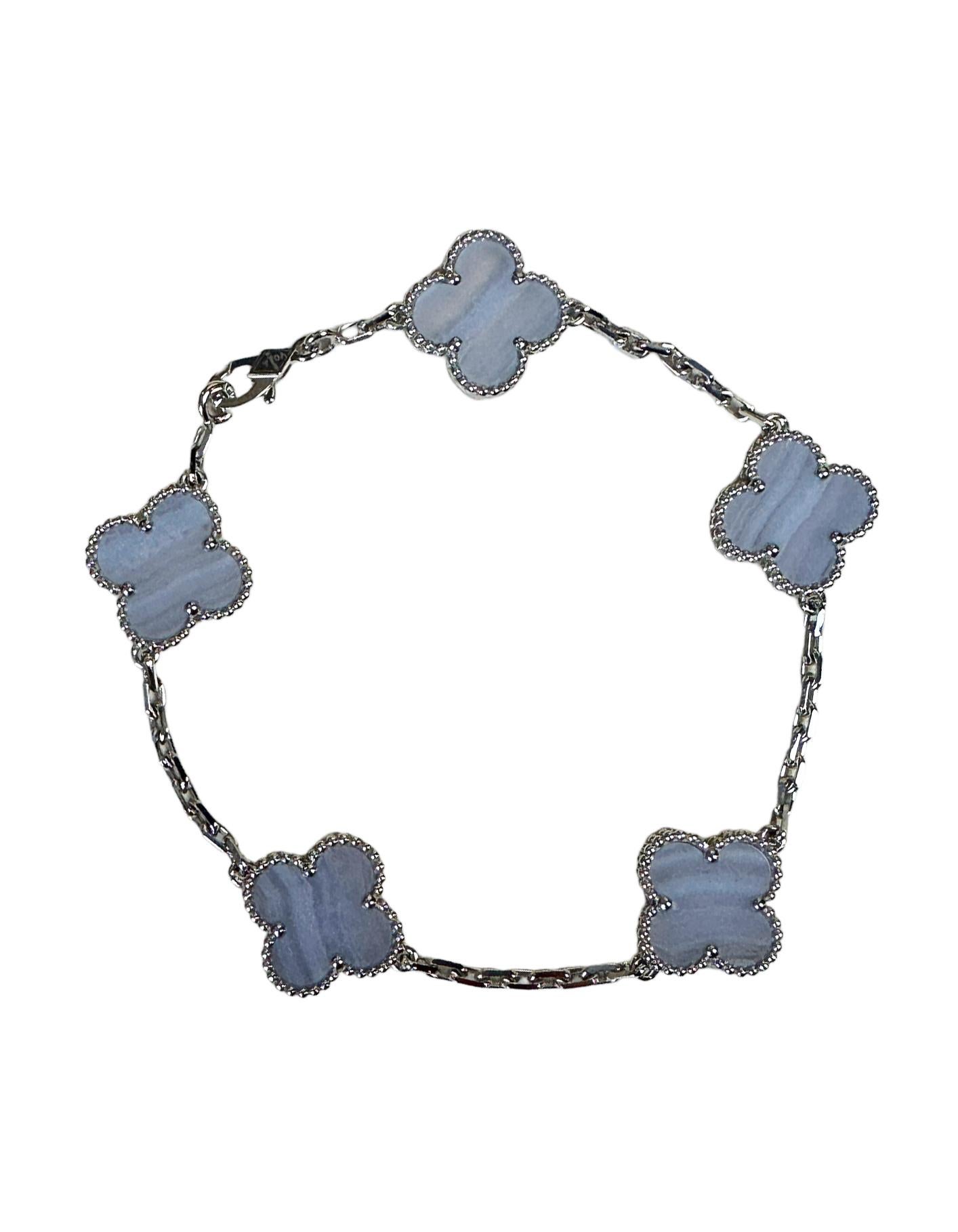 Van Cleef & Arpels Alhambra-Armband aus 18 Karat Weißgold/Chalcedony

Hergestellt in: Frankreich
Produktionsjahr: 2022
MATERIALIEN: Chalcedon und 18 Karat Weißgold
Punzierungen: VCA Au750, Seriennummer
Verschluss/Öffnung: