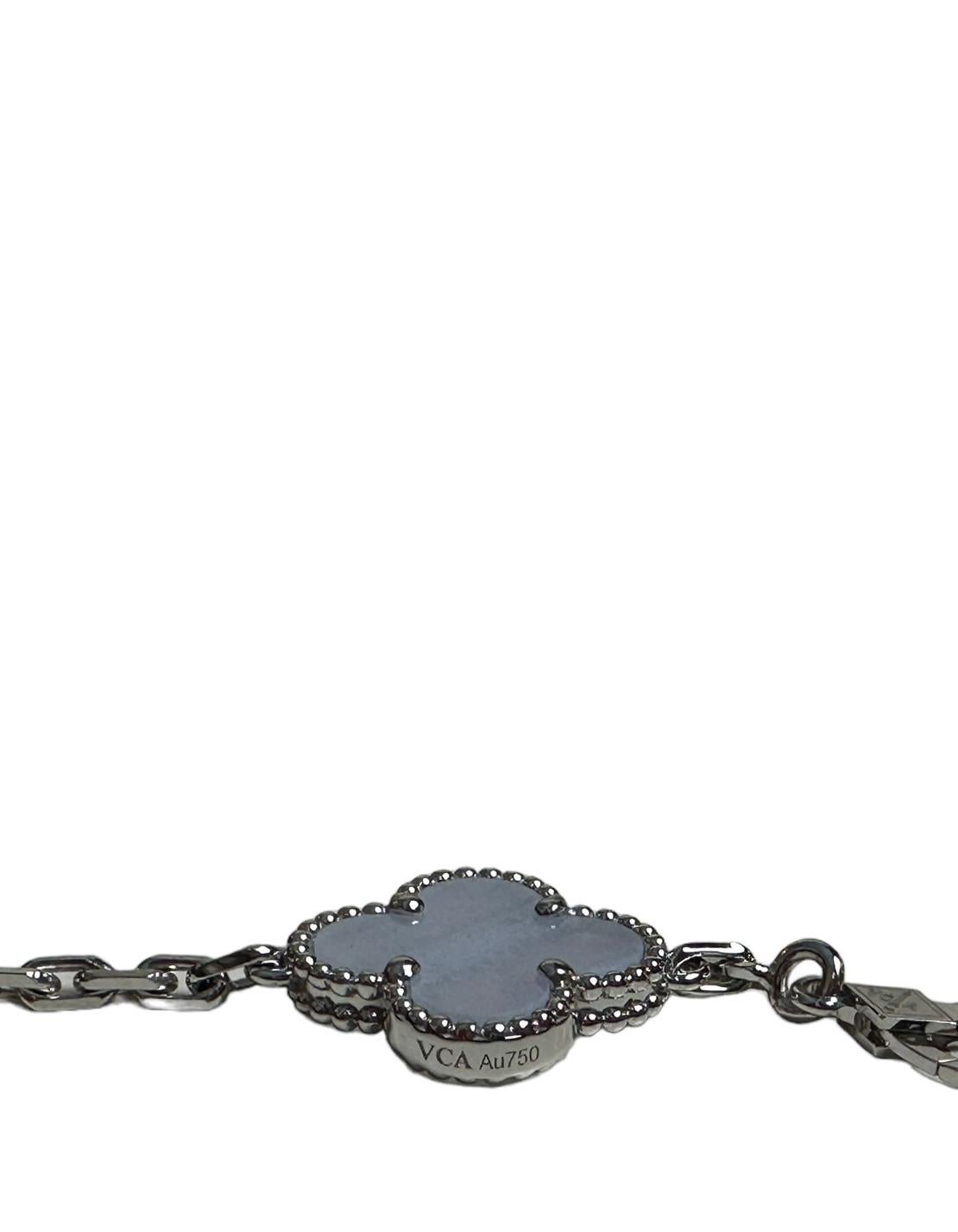 Van Cleef & Arpels Alhambra-Armband aus 18 Karat Weißgold/Chalcedony im Zustand „Hervorragend“ in New York, NY