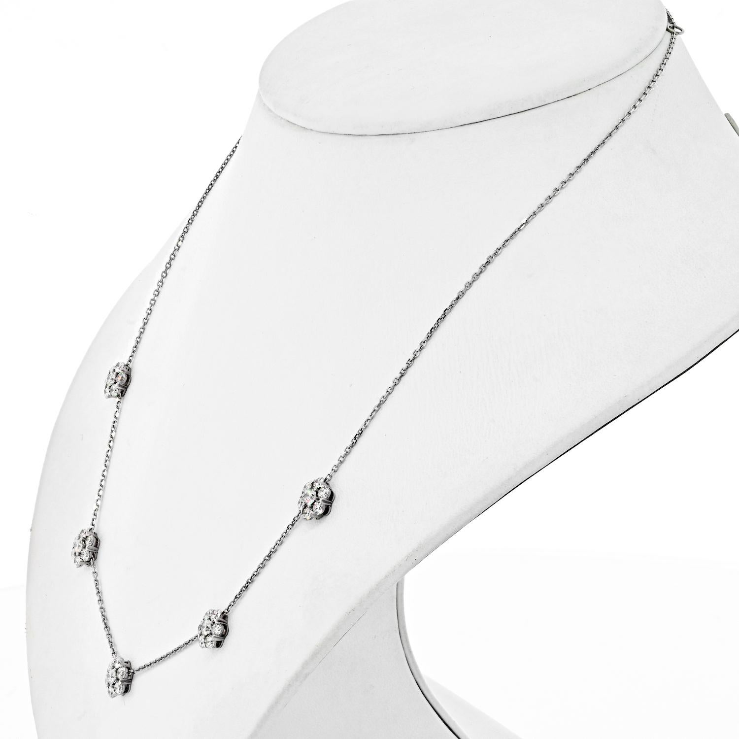 Moderne Van Cleef & Arpels, collier station Flaurette en or blanc 18 carats avec grappe de diamants en vente