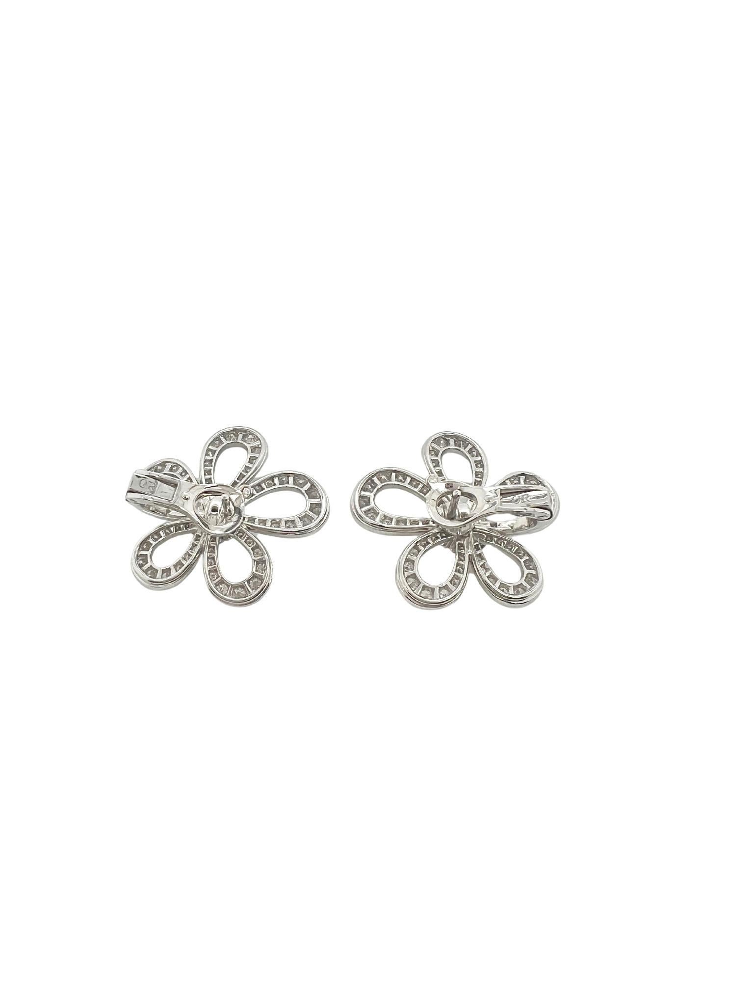 Orecchini a fiore con diamanti in oro bianco 18k di Van Cleef & Arpels

Dettagli:
Materiale: oro bianco 18 carati
Marchio di fabbrica: OR, VCA Au750, JE502398, marchio del produttore. 
Per le orecchie forate.
Misura: circa 2,7cm x 2,7cm
Peso totale