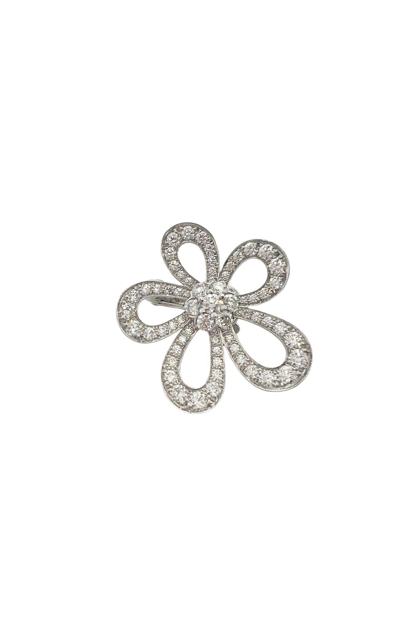 Taglio rotondo Orecchini a fiore con diamanti in oro bianco 18k di Van Cleef & Arpels in vendita
